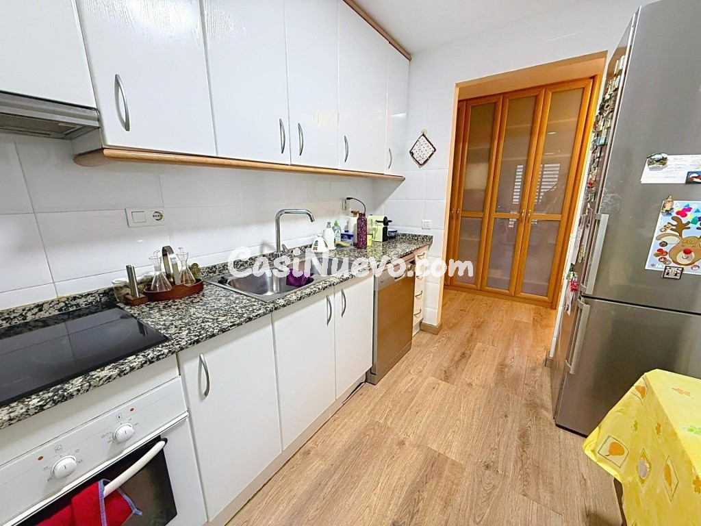 Vistas al mar y a la iglesia en Sitges - foto 5