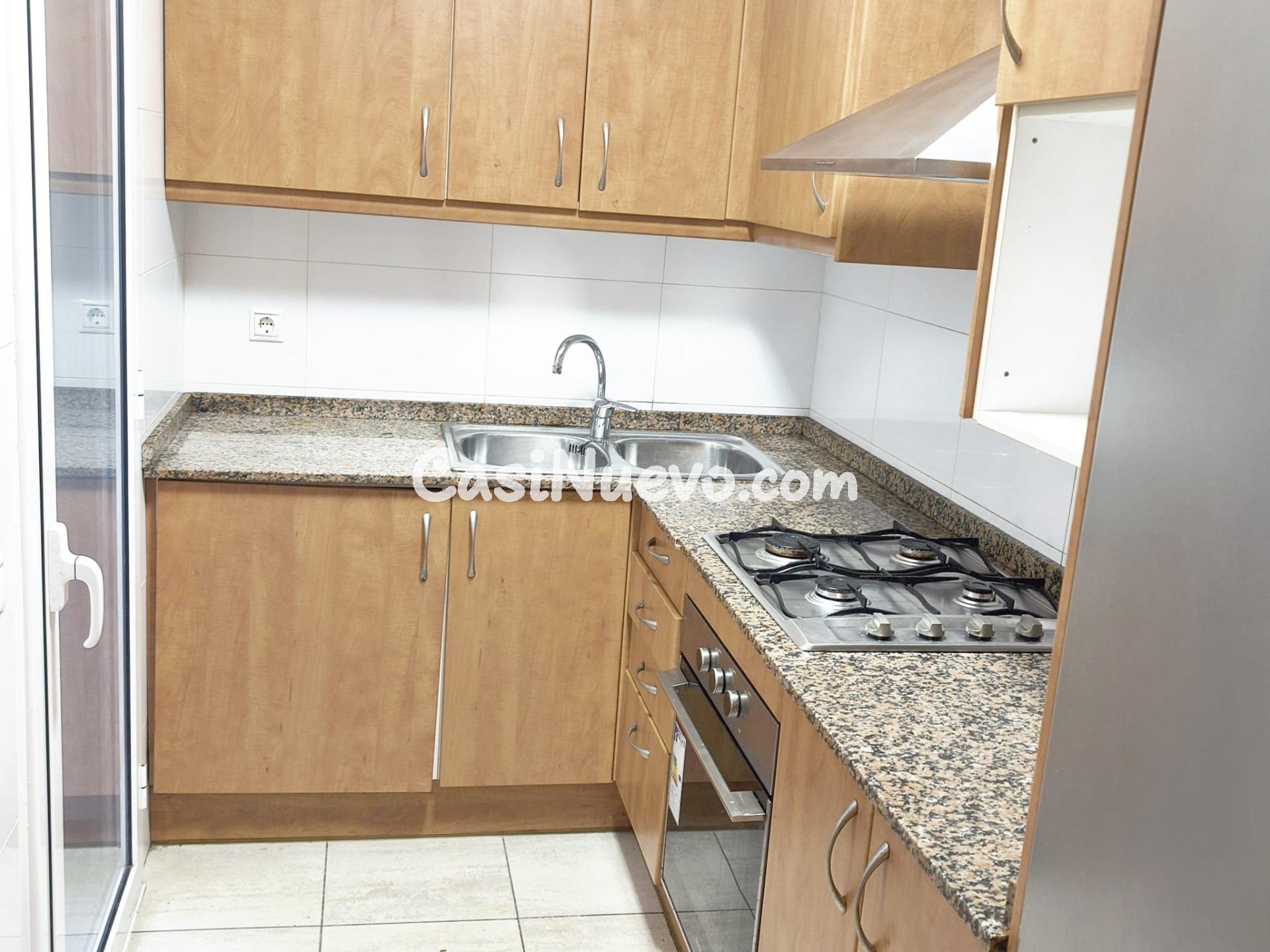 EN VENTA LUMINOSO BAJO CON PARKING Y TRASTERO - foto 5