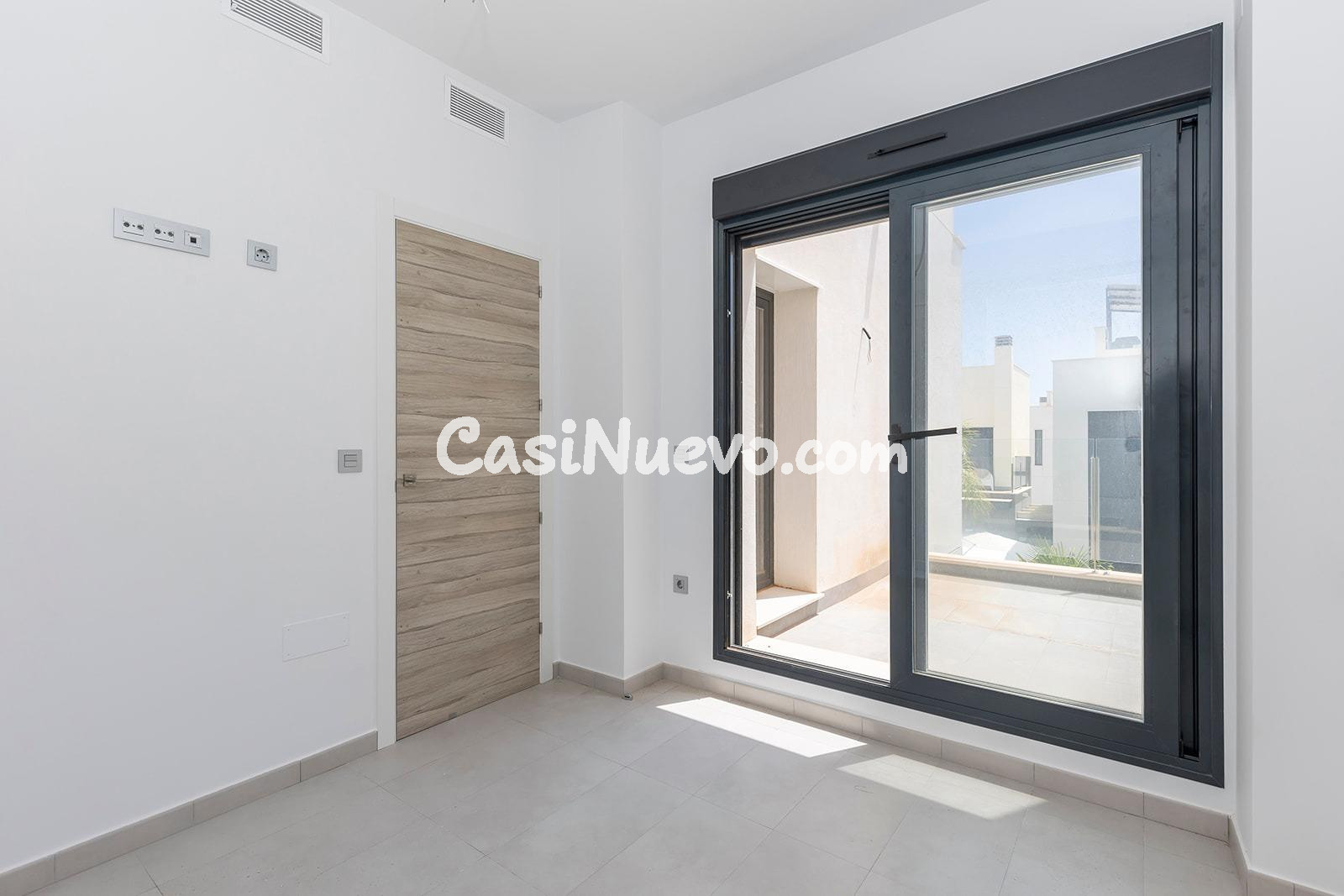 Villa moderna de 3 dormitorios, 2 baños y piscina privada en - foto 11