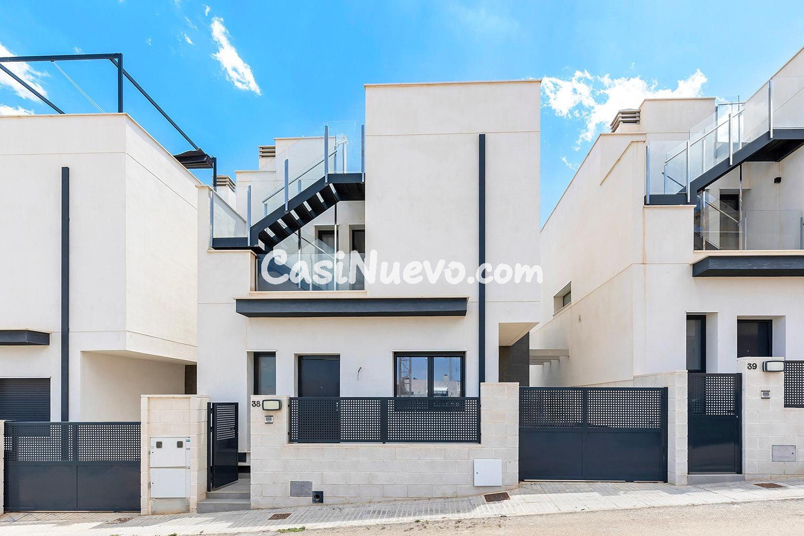 Villa moderna de 3 dormitorios, 2 baños y piscina privada en - foto 22