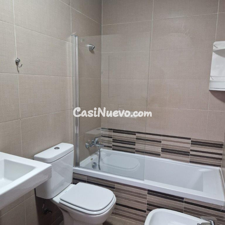 Céntrico piso de dos dormitorios y dos baños para invertir e - foto 7
