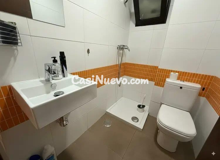 Céntrico piso de dos dormitorios y dos baños para invertir e - foto 8