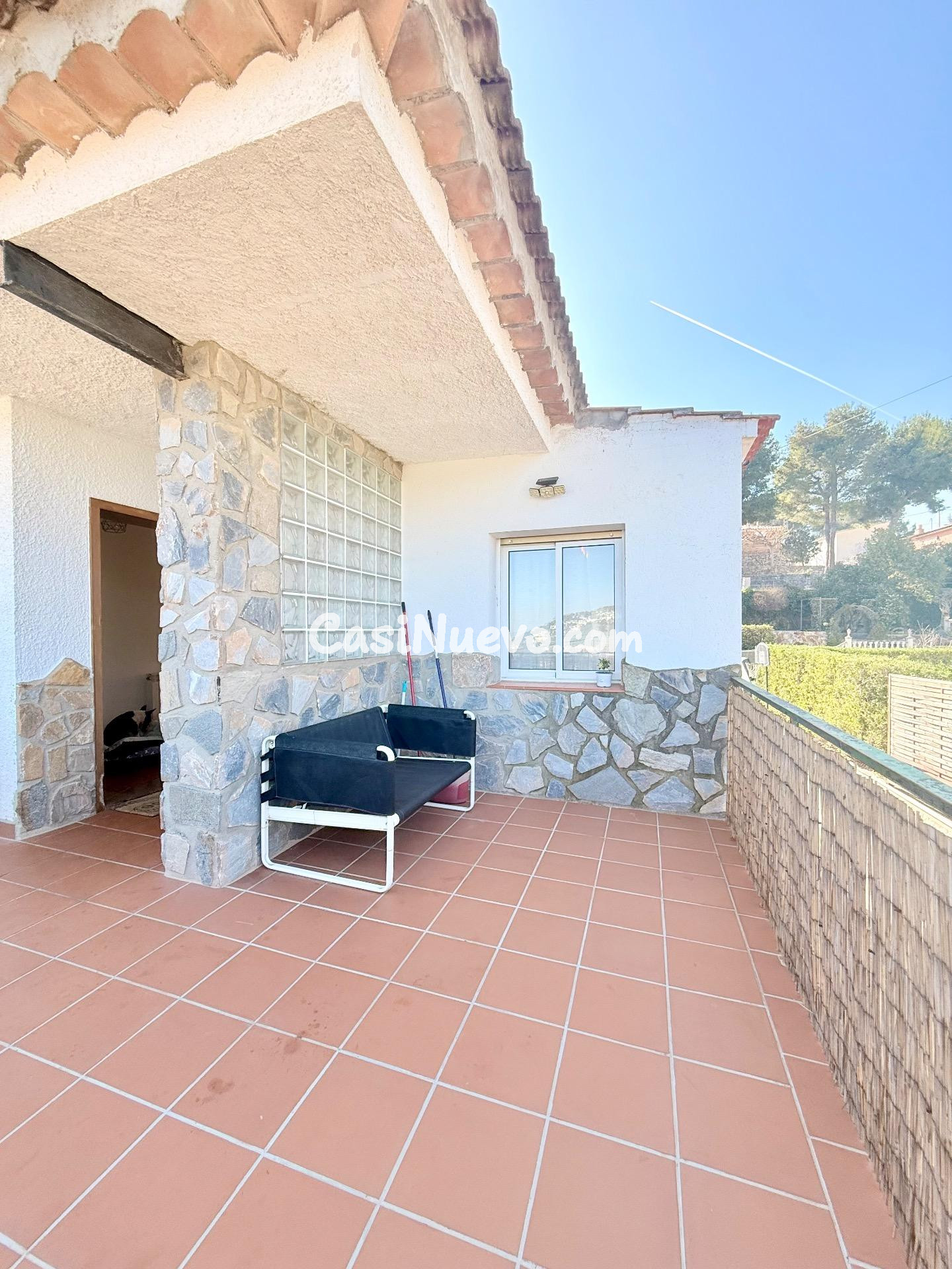 ¡Descubre tu Casa Ideal en Canyelles con Piscina y Amplio Ja - foto 2