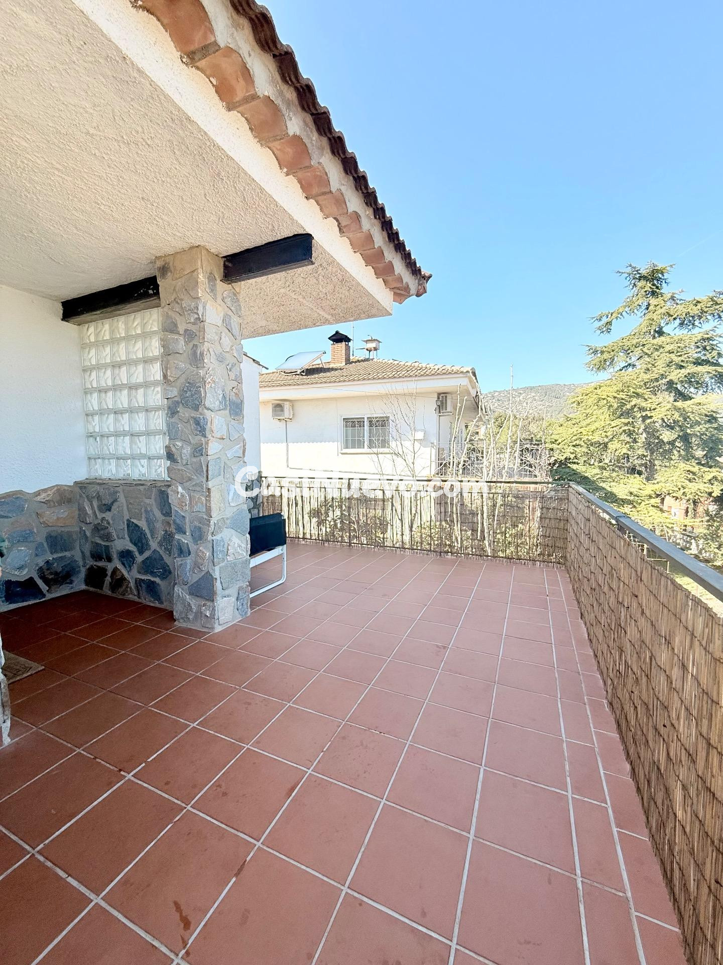 ¡Descubre tu Casa Ideal en Canyelles con Piscina y Amplio Ja - foto 3