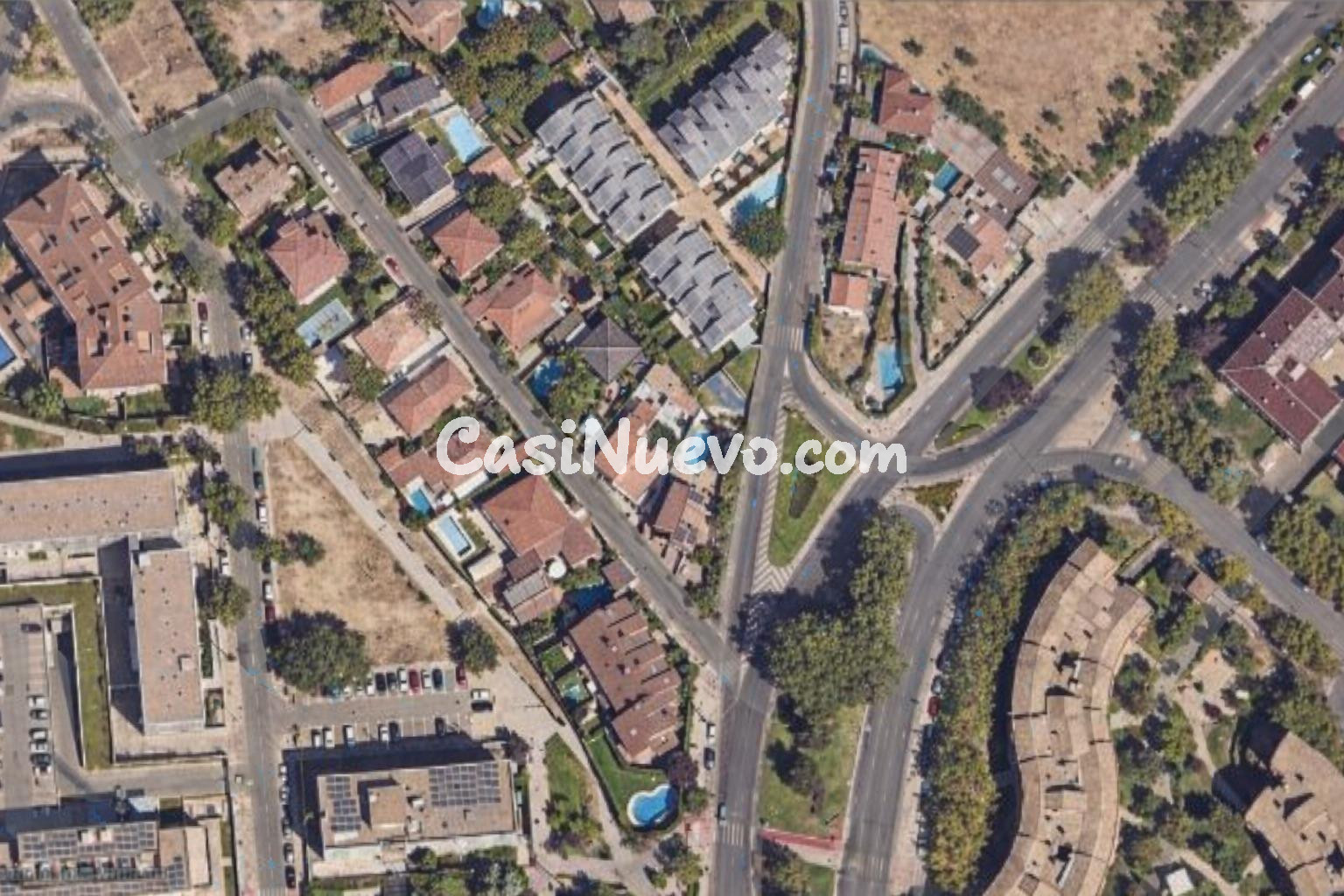 Exclusividad y Potencial Urbanístico en el Corazón de Pozuel - foto 2