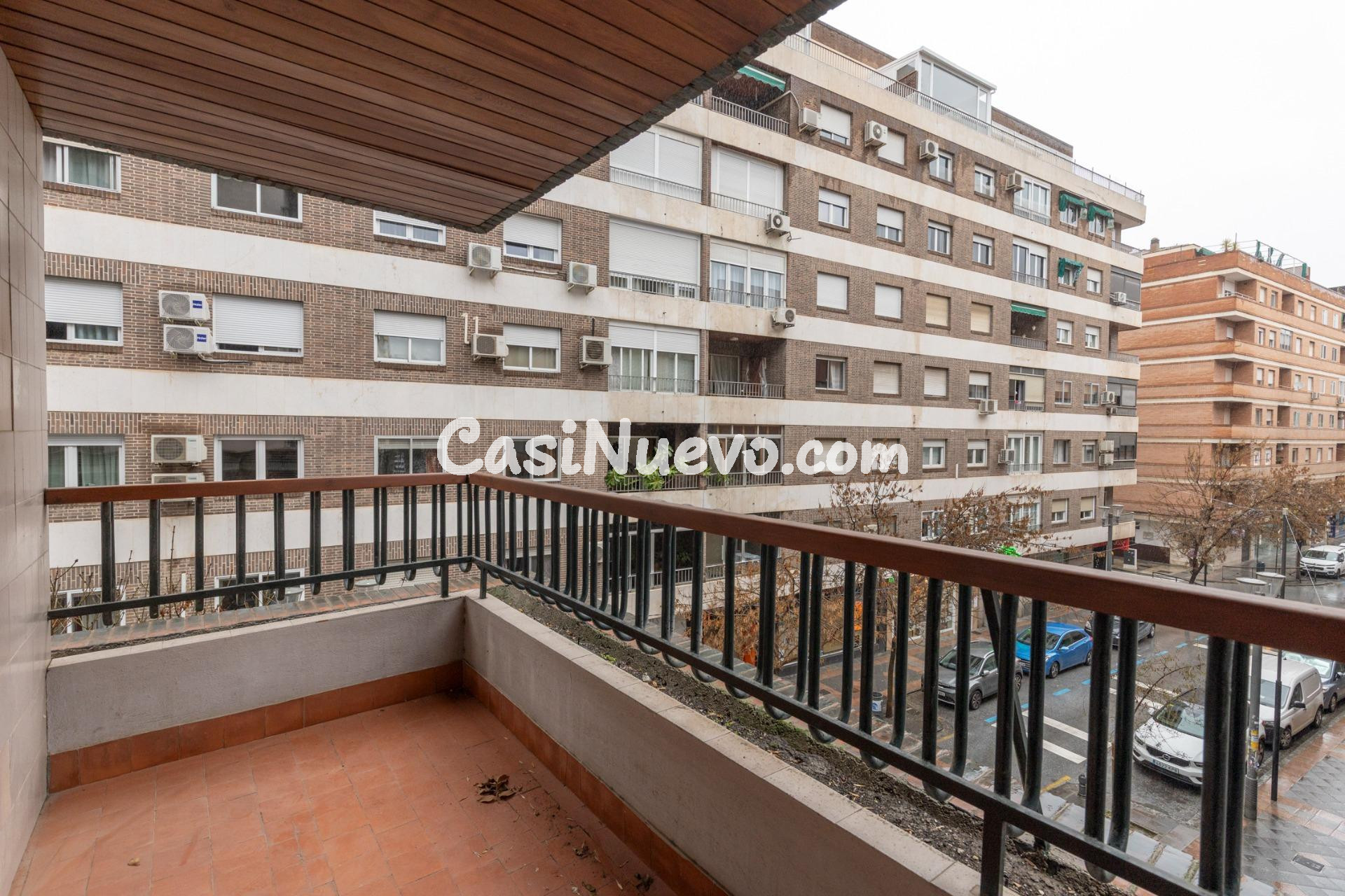 Piso en pleno centro de Granada con 2 plazas de garaje y trastero