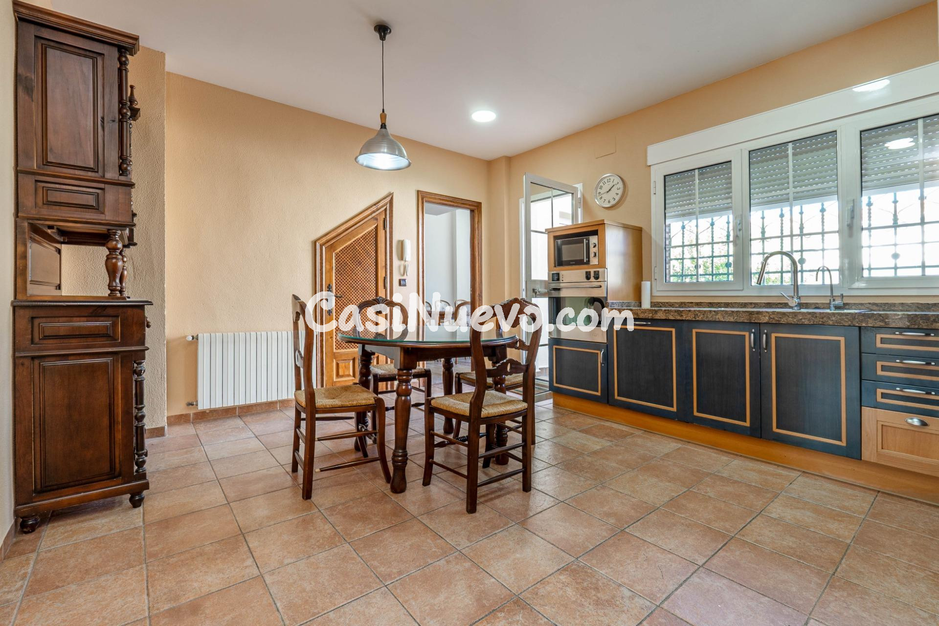 Chalet de 505 m2 construidos con piscina y jardines. 5 dormi - foto 3