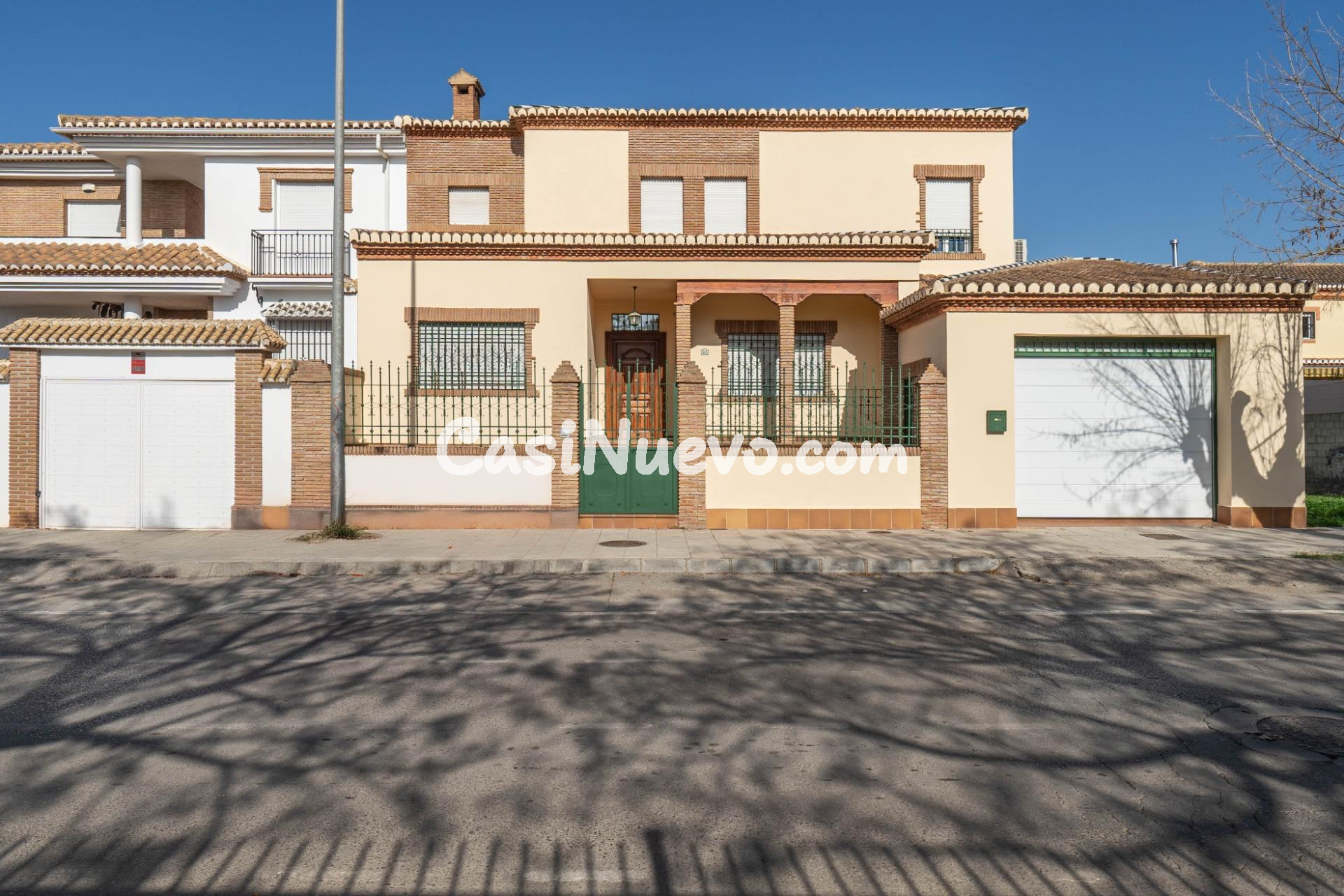 Chalet de 505 m2 construidos con piscina y jardines. 5 dormi - foto 6