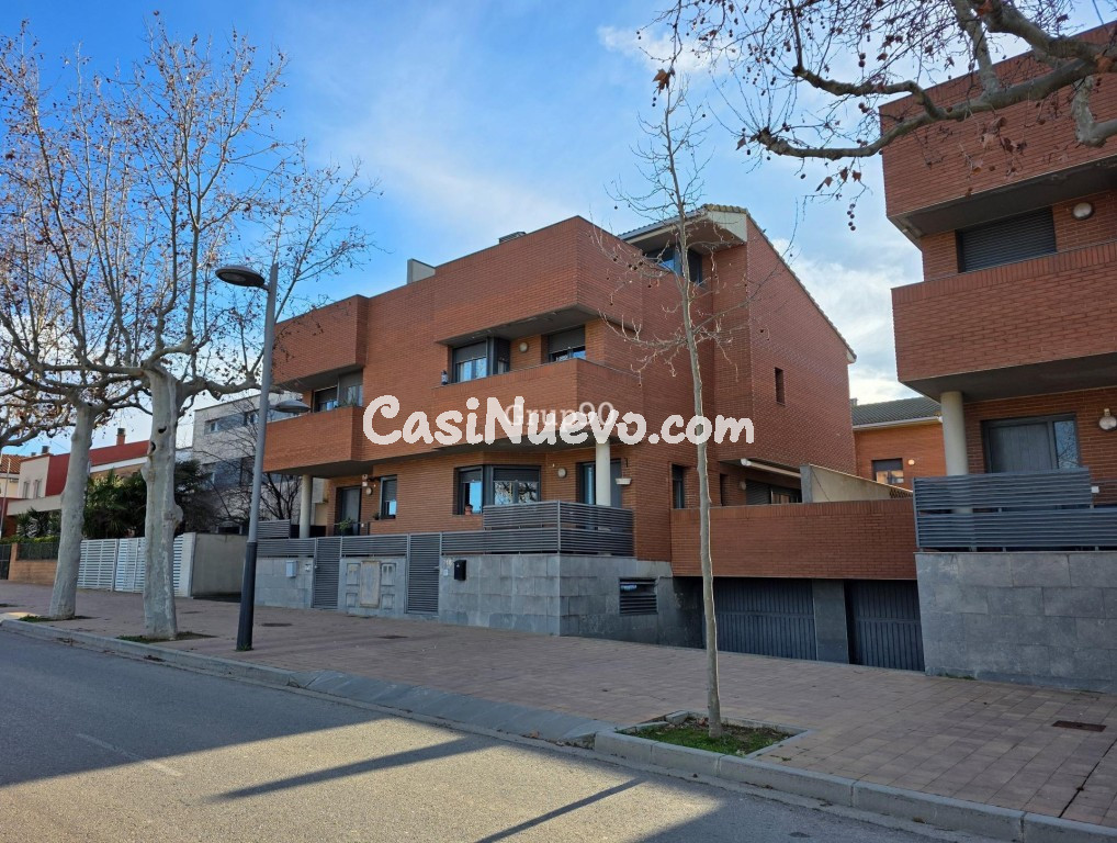 Espectacular Casa Pareada de 280 m2: Espacio, Diseño y Efici