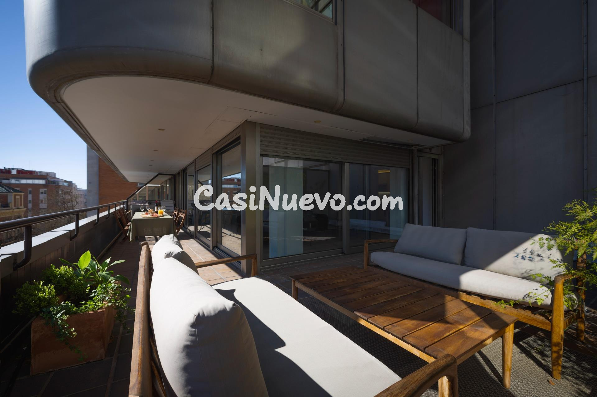 ESPECTACULAR PISO MODERNO CON AMPLIA TERRAZA, SOLARIUM CON V