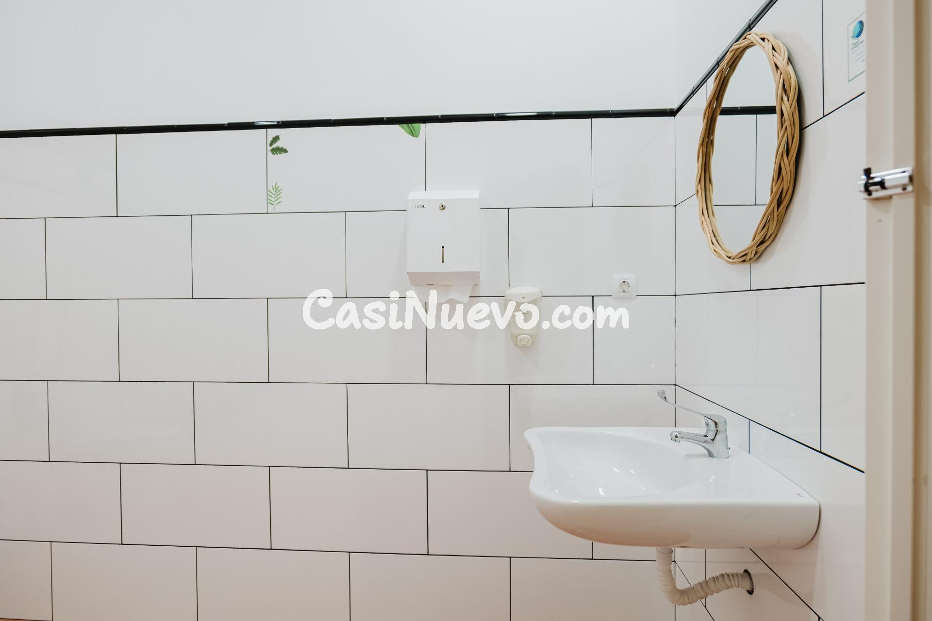Local comercial de 130 m2 en la calle principal de  La Atala - foto 18