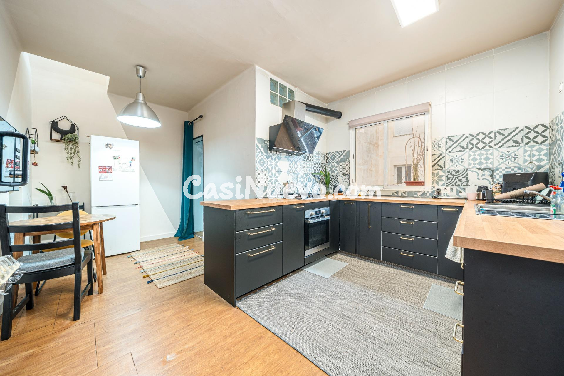 Chalet adosado con jardín, terraza y amplio terrado