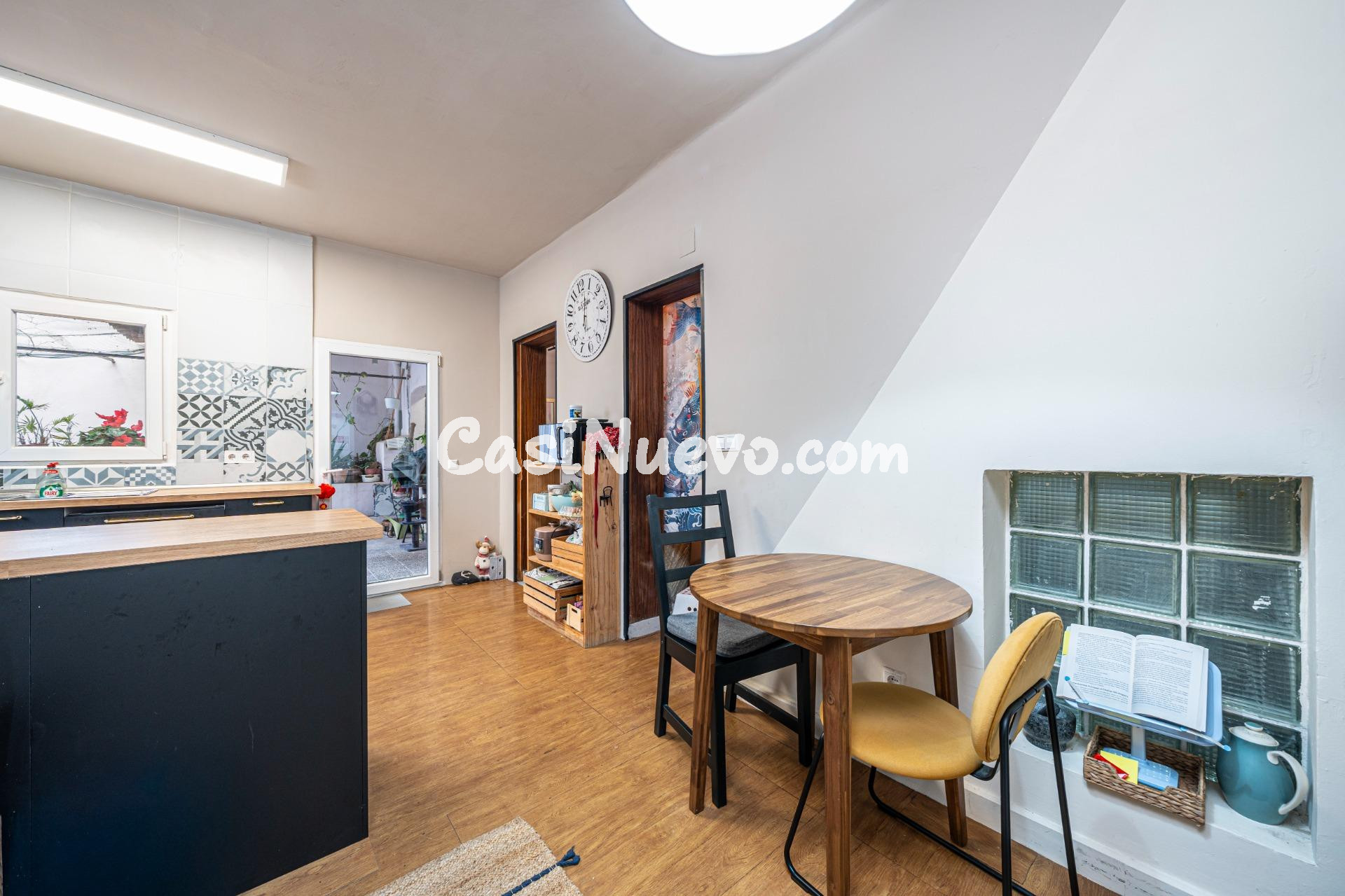 Chalet adosado con jardín, terraza y amplio terrado - foto 2