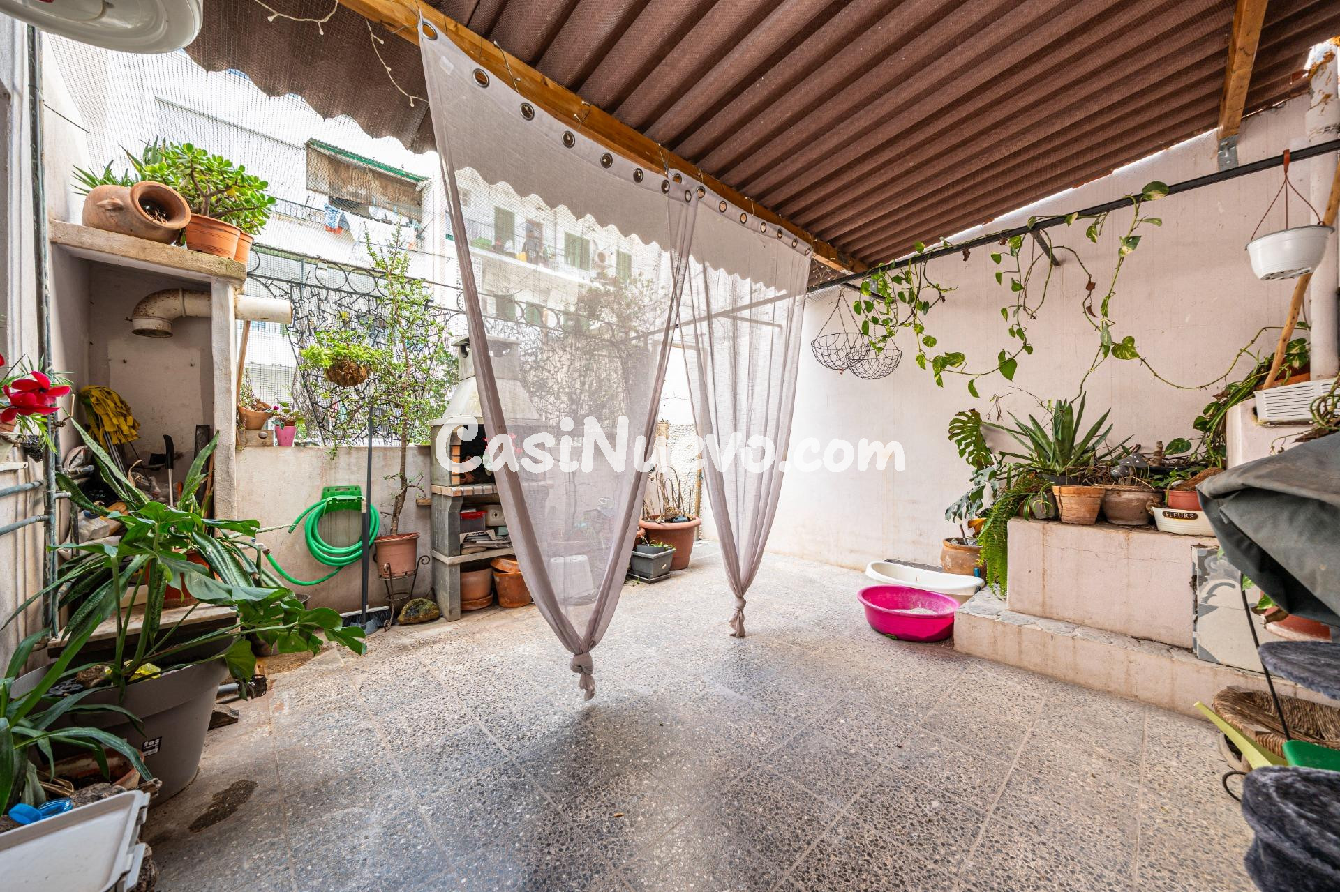 Chalet adosado con jardín, terraza y amplio terrado - foto 4