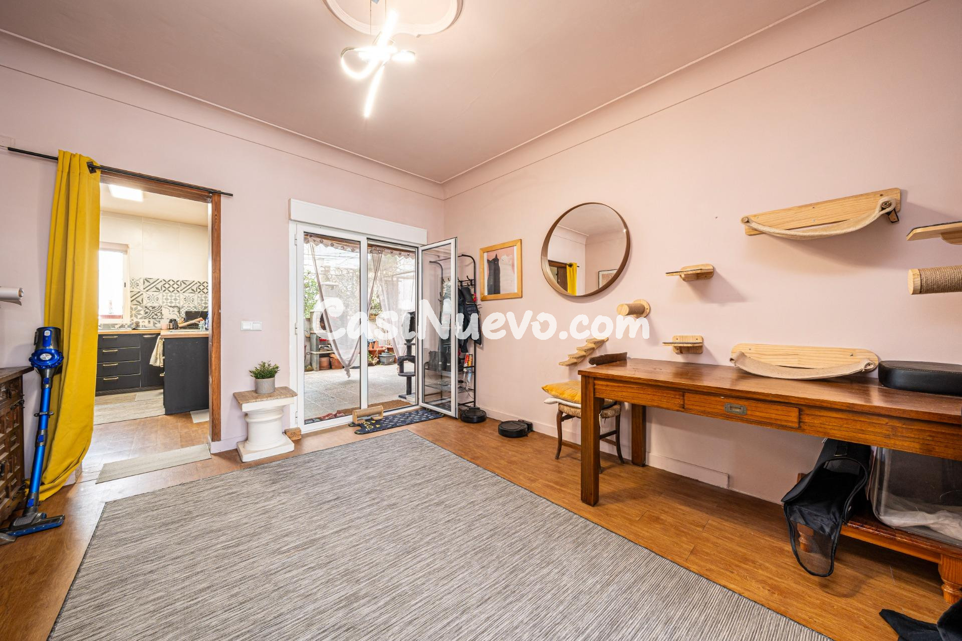 Chalet adosado con jardín, terraza y amplio terrado - foto 8