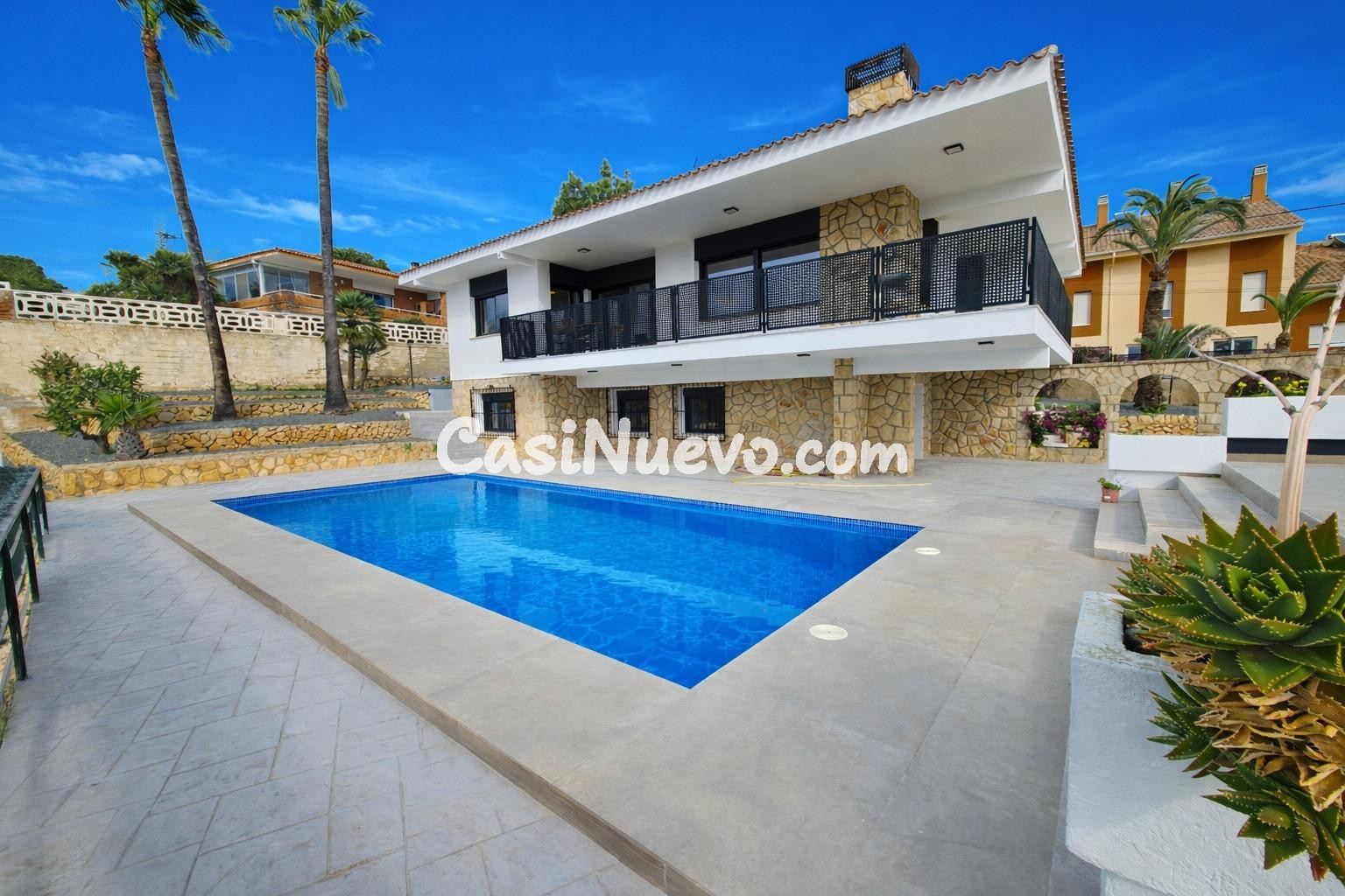 Villa independiente de 5 dormitorios con piscina y opción de