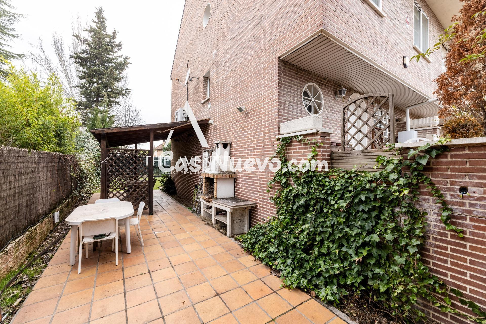 Espectacular Chalet adosado de esquina en situado en la zona - foto 2