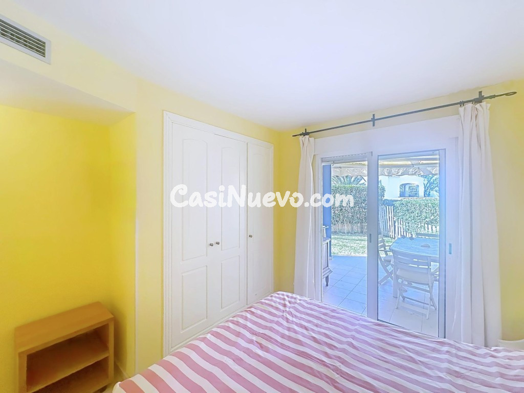 Primera línea de playa con jardín privado y acceso directo a - foto 16