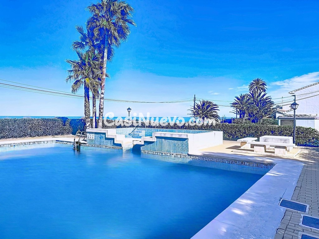 Primera línea de playa con jardín privado y acceso directo a - foto 25