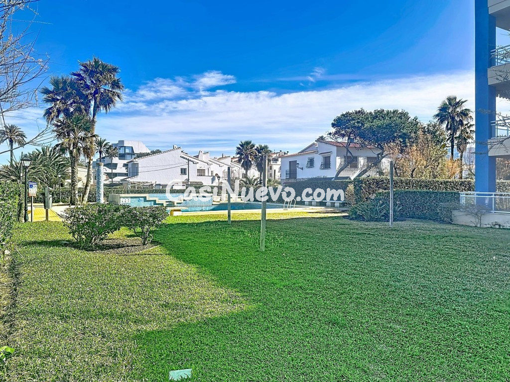 Primera línea de playa con jardín privado y acceso directo a - foto 29