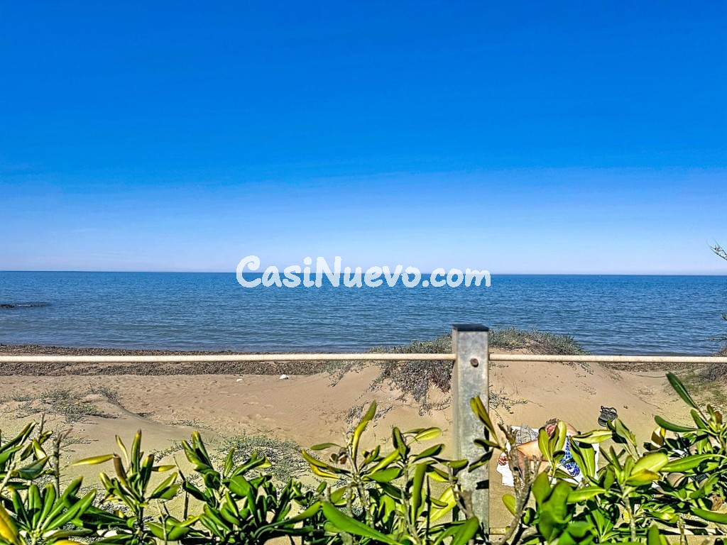 Primera línea de playa con jardín privado y acceso directo a - foto 30