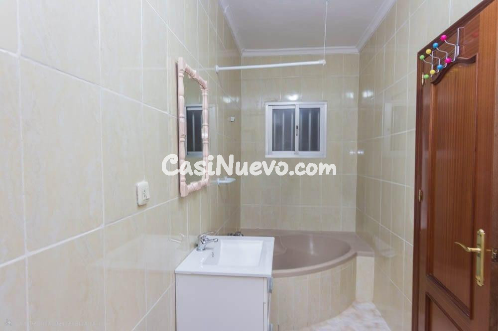 Casa familiar en Guadalcacín, dos plantas con terraza y gran - foto 13