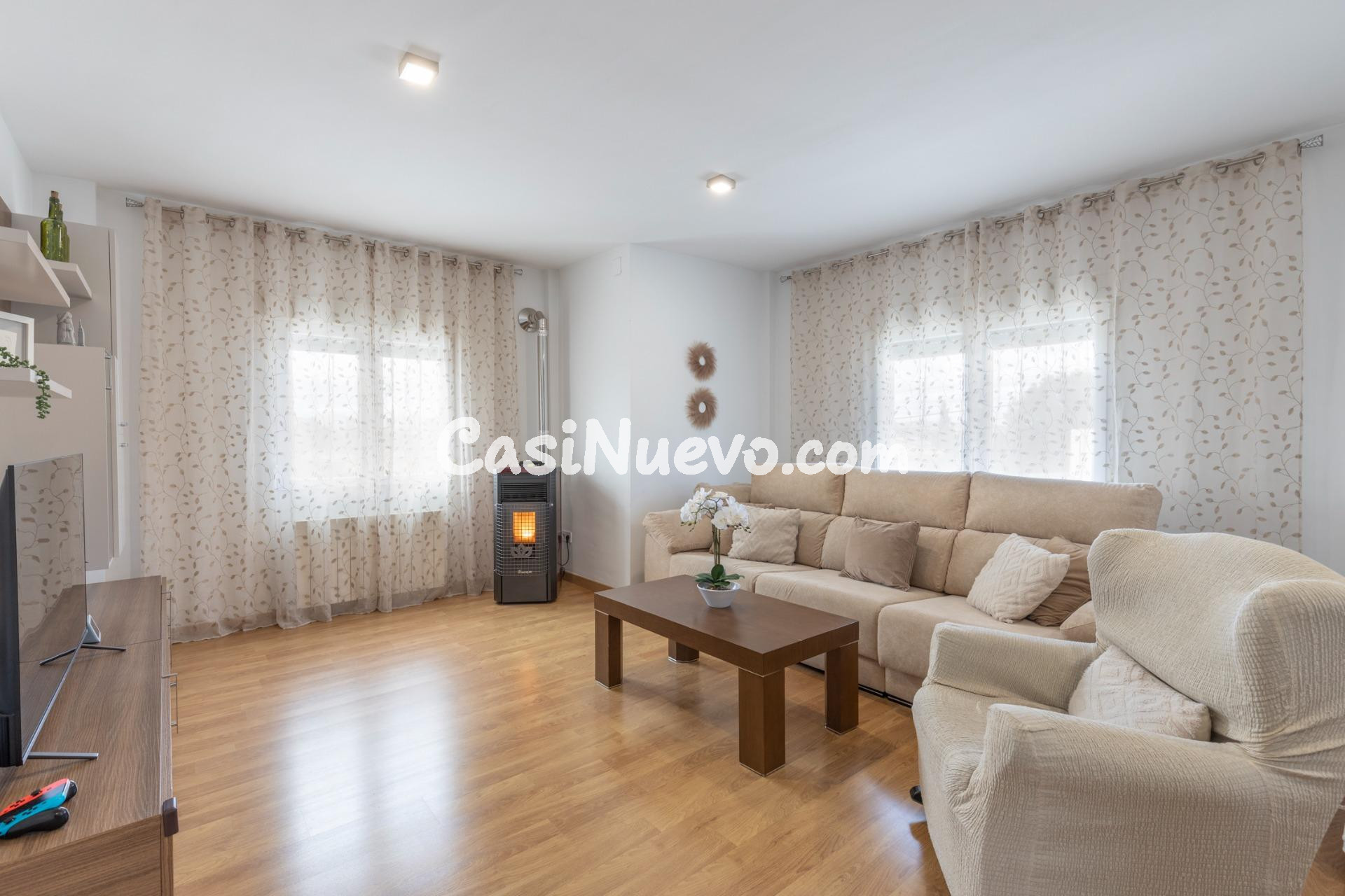 Chalet con gran patio, chimenea y distribución independiente - foto 2