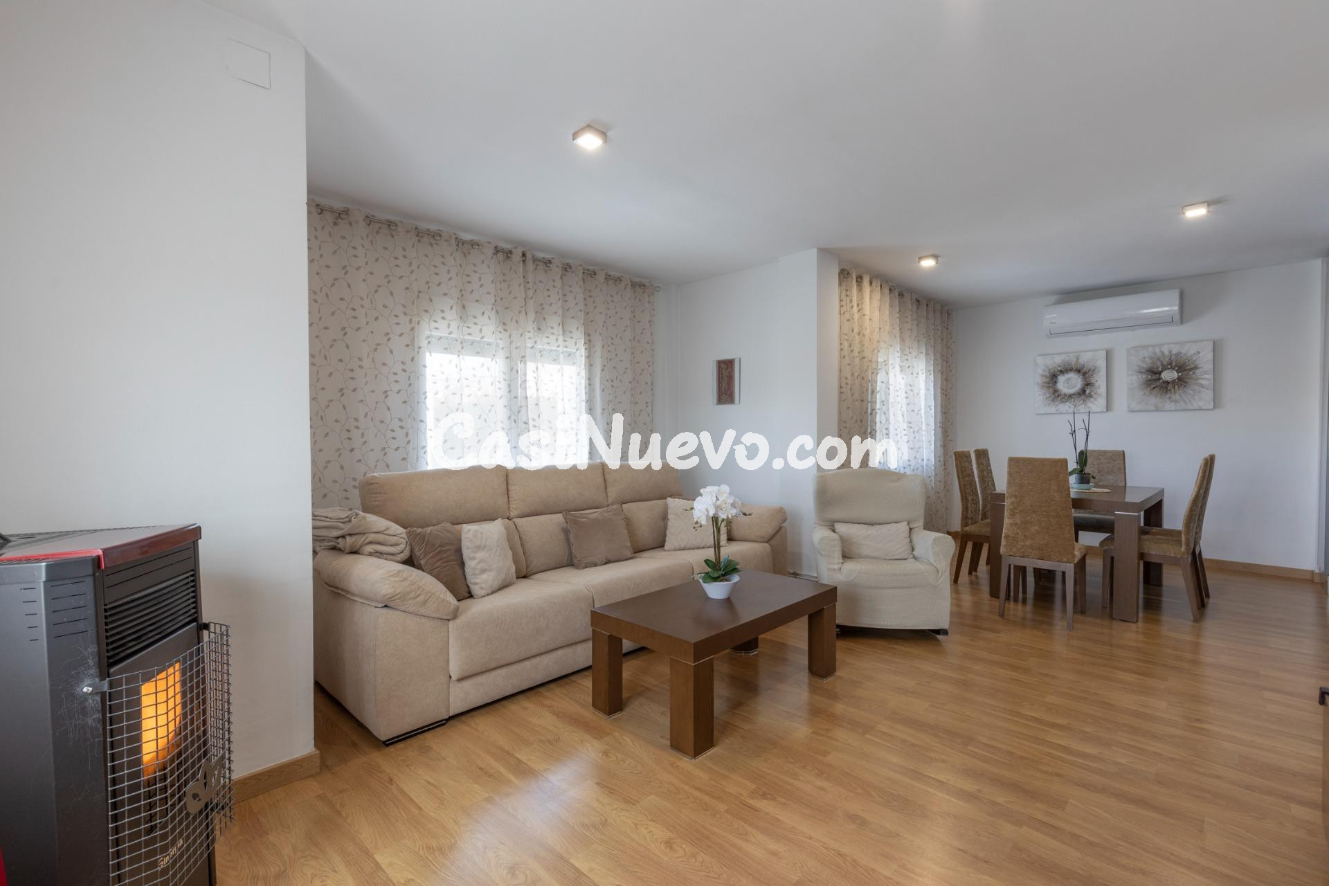 Chalet con gran patio, chimenea y distribución independiente - foto 3