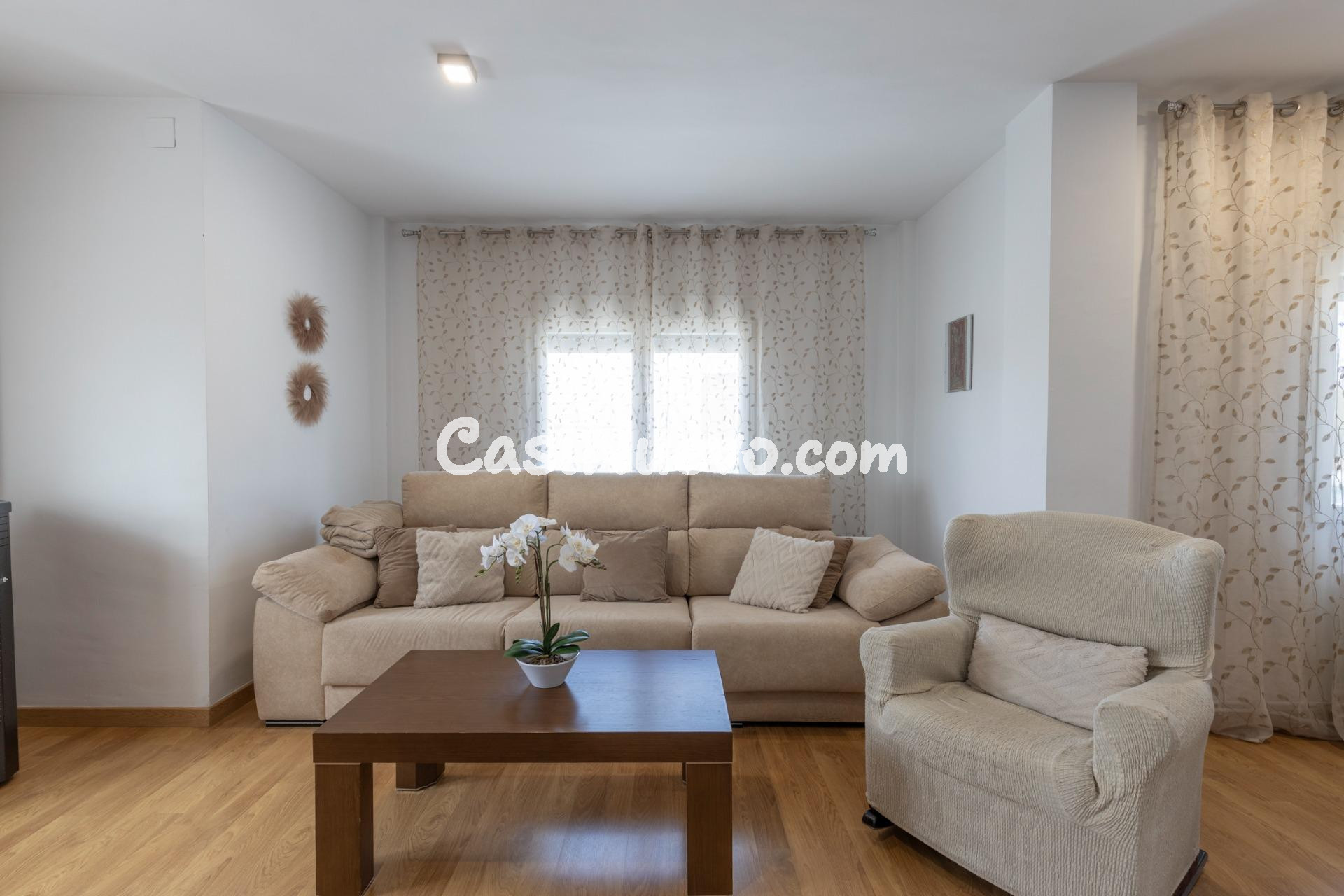 Chalet con gran patio, chimenea y distribución independiente - foto 4