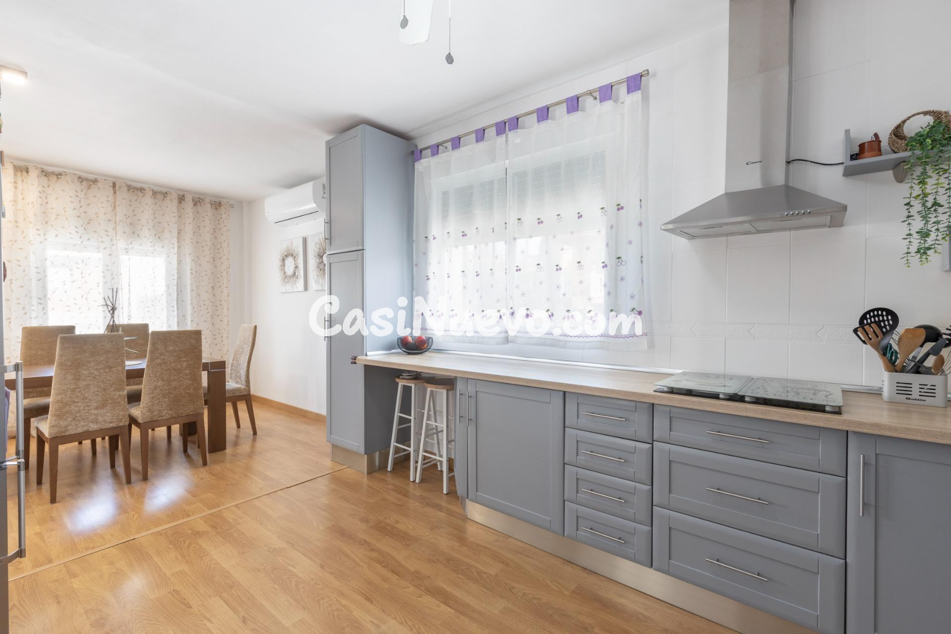 Chalet con gran patio, chimenea y distribución independiente - foto 7