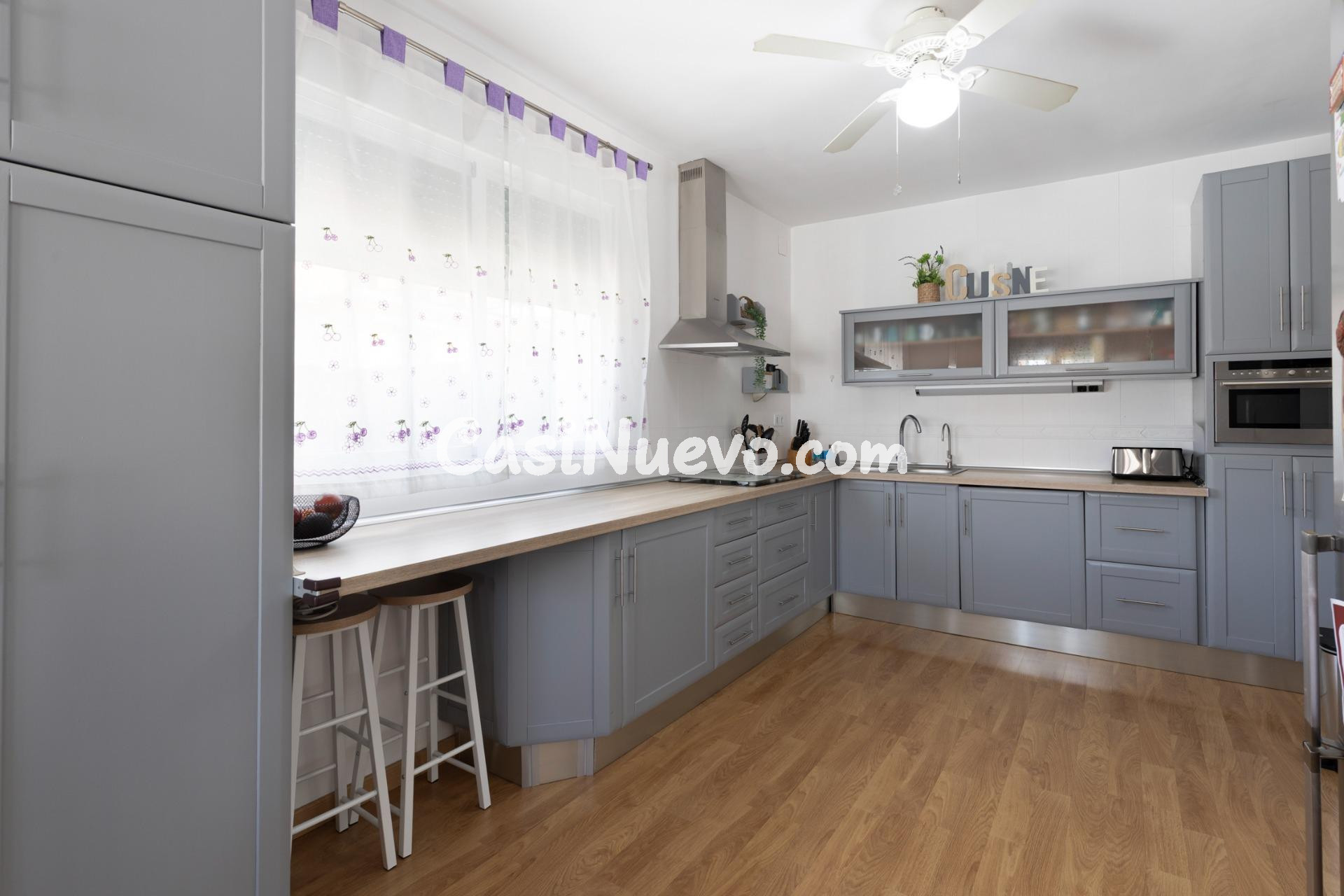 Chalet con gran patio, chimenea y distribución independiente - foto 8