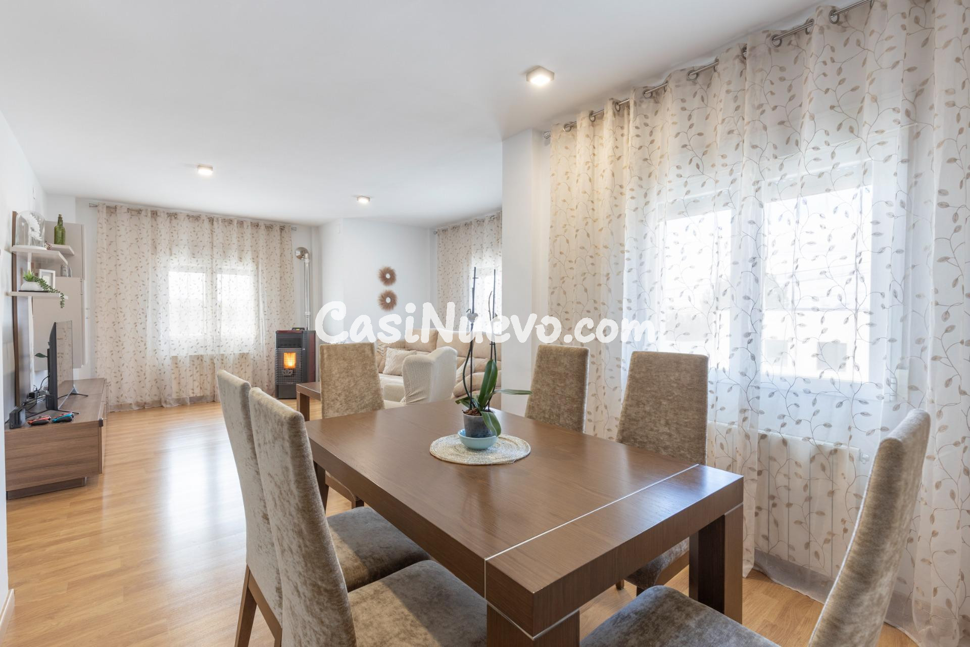 Chalet con gran patio, chimenea y distribución independiente - foto 11