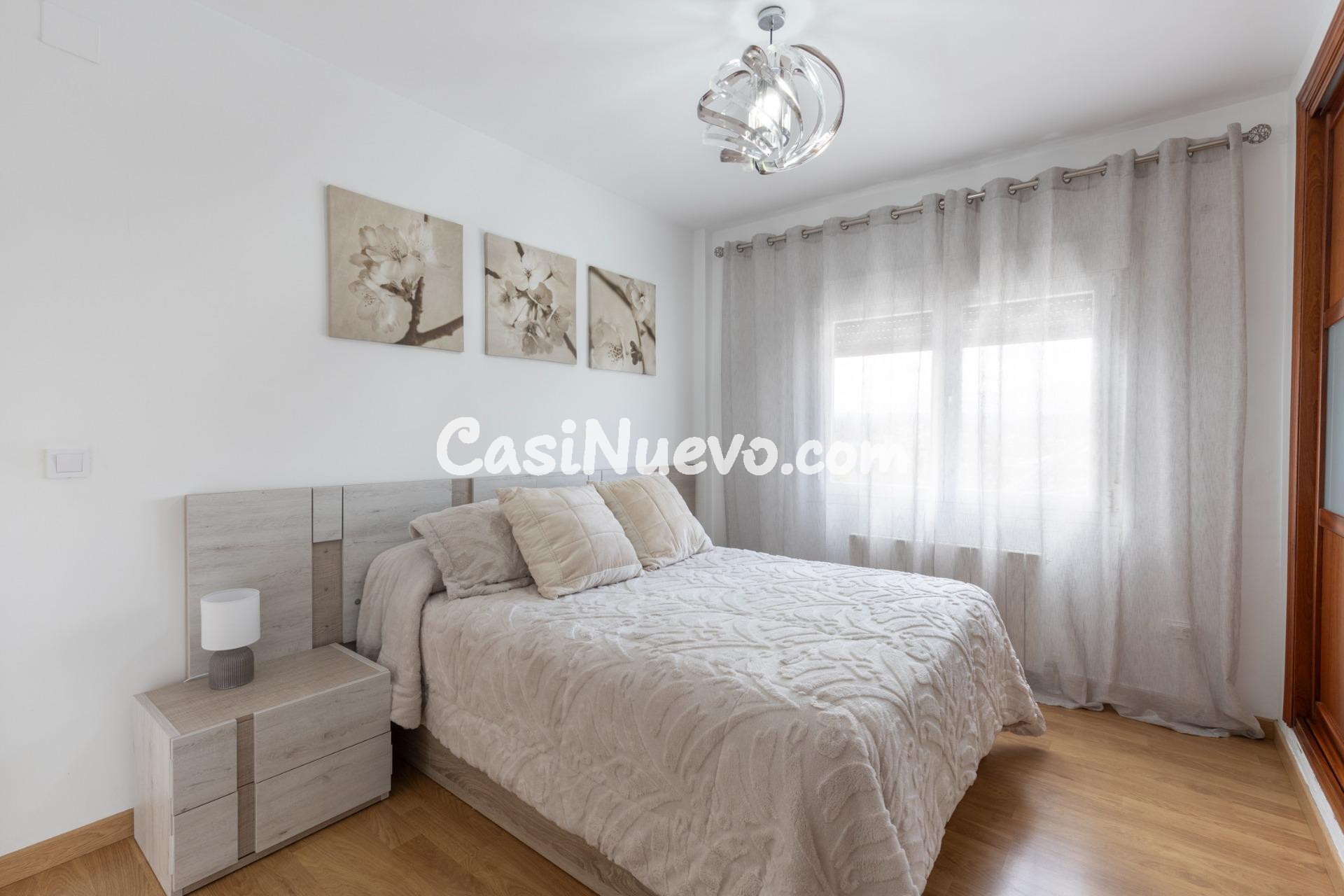 Chalet con gran patio, chimenea y distribución independiente - foto 17