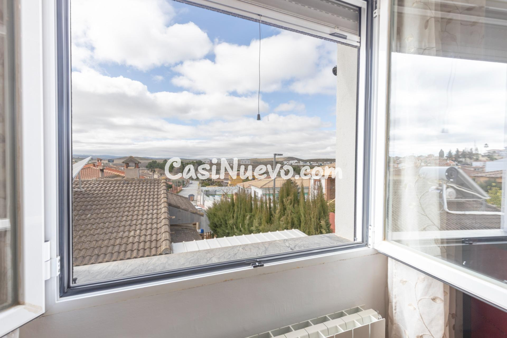 Chalet con gran patio, chimenea y distribución independiente - foto 19