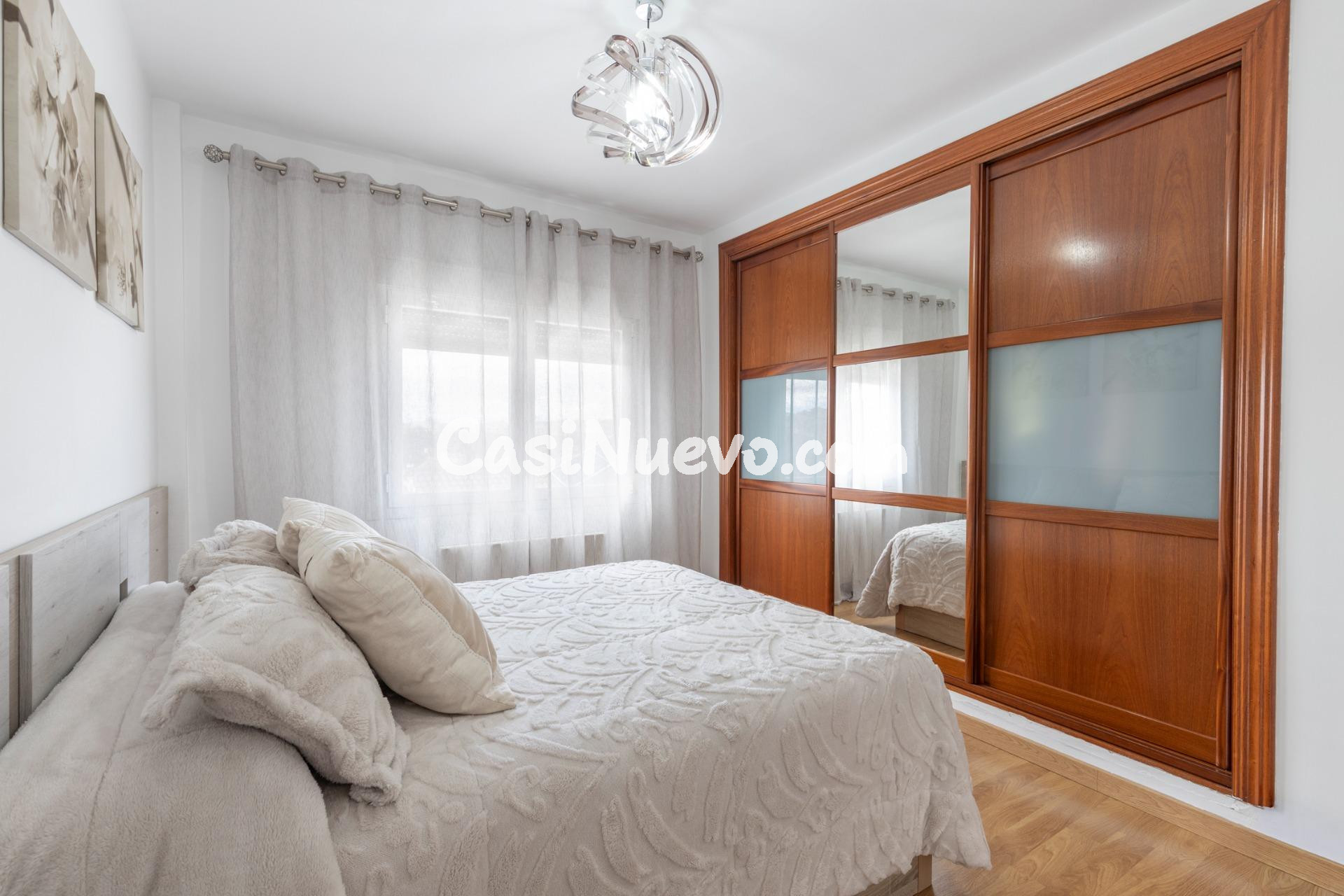 Chalet con gran patio, chimenea y distribución independiente - foto 25