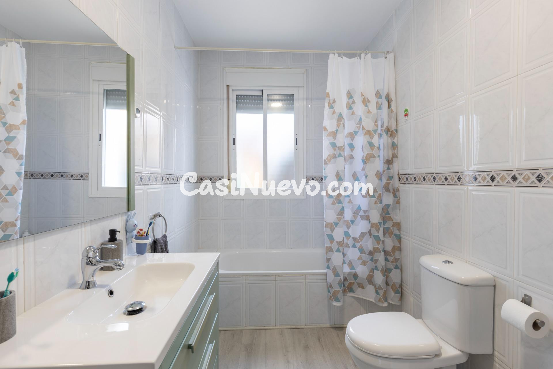 Chalet con gran patio, chimenea y distribución independiente - foto 27