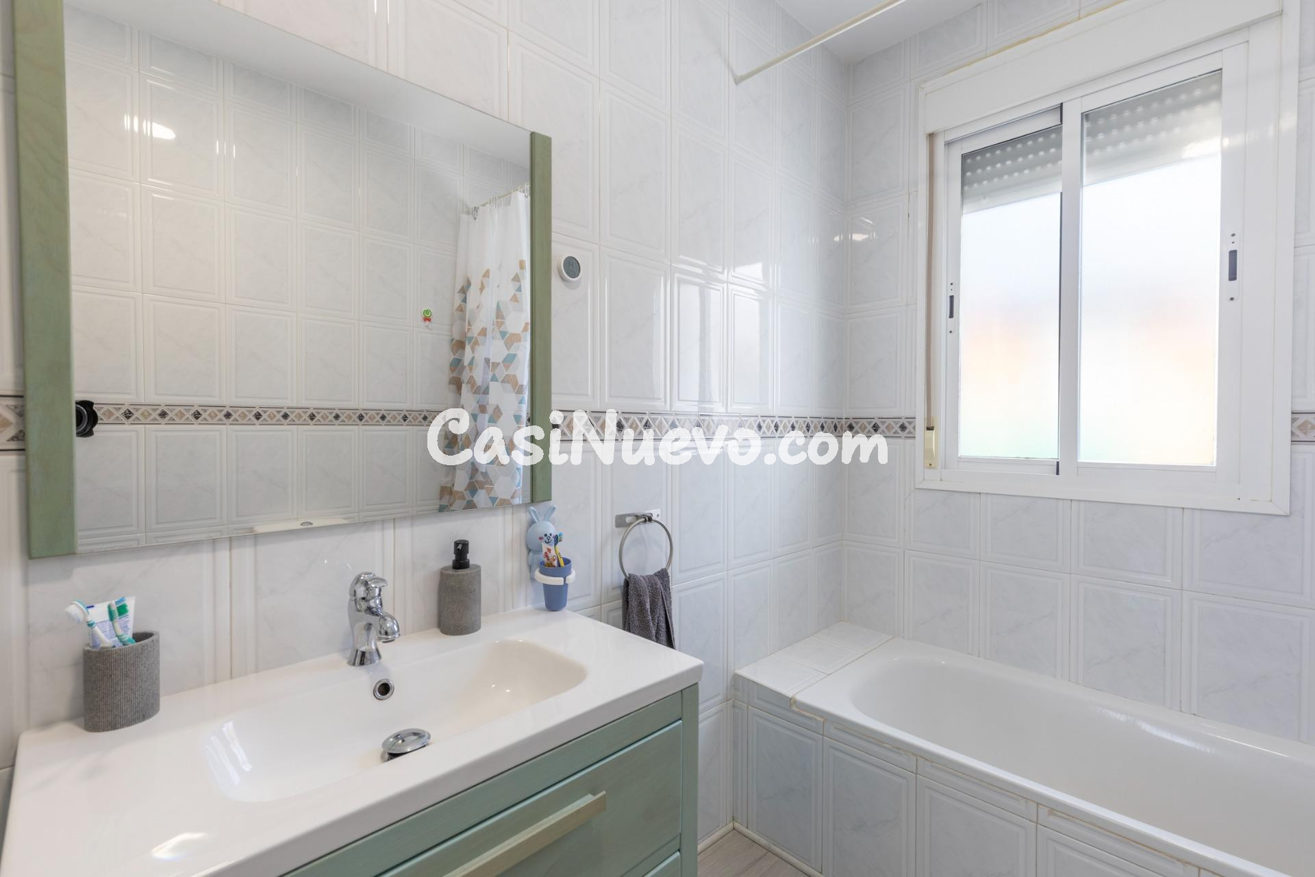 Chalet con gran patio, chimenea y distribución independiente - foto 28