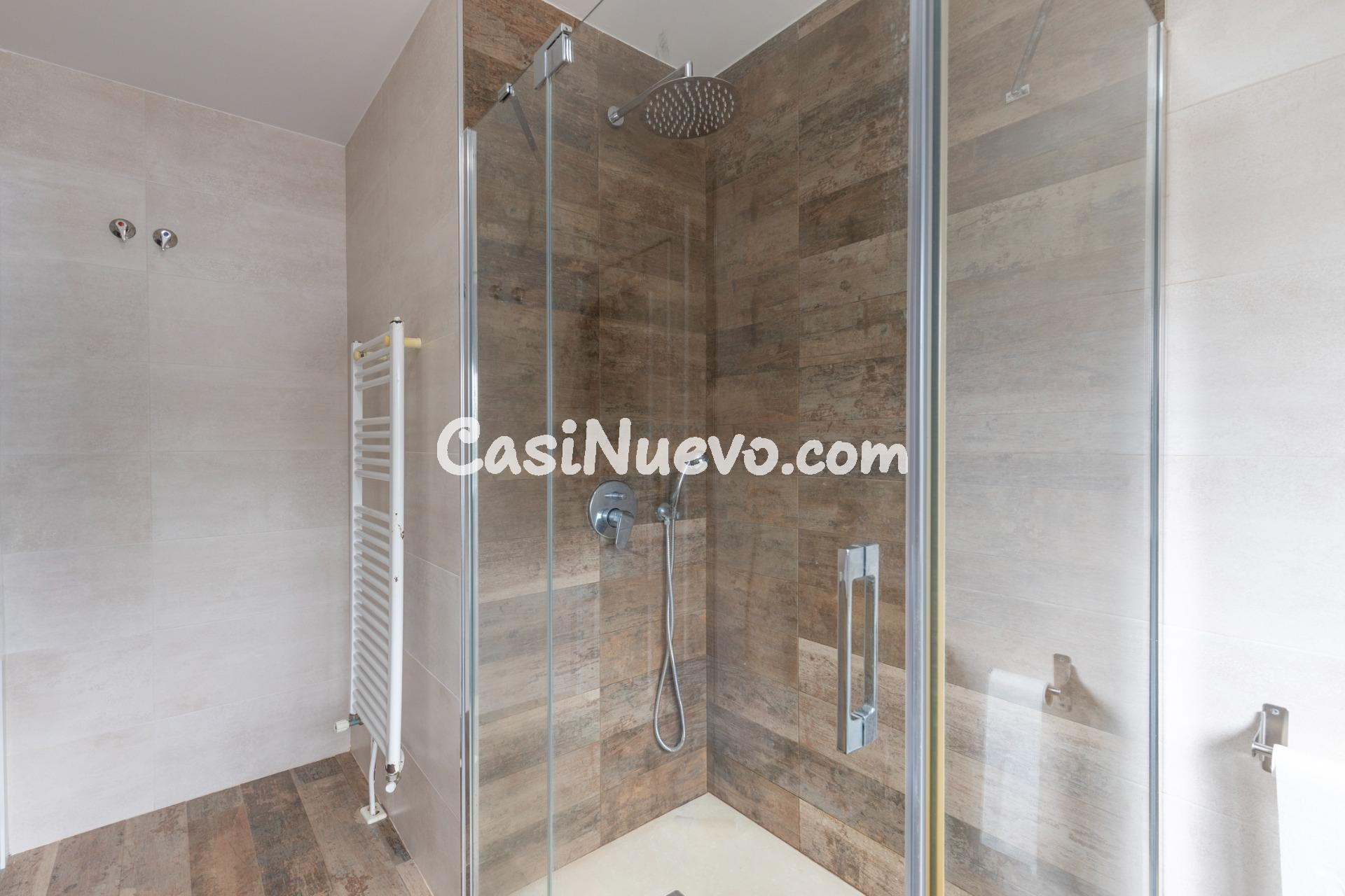 Chalet con gran patio, chimenea y distribución independiente - foto 30