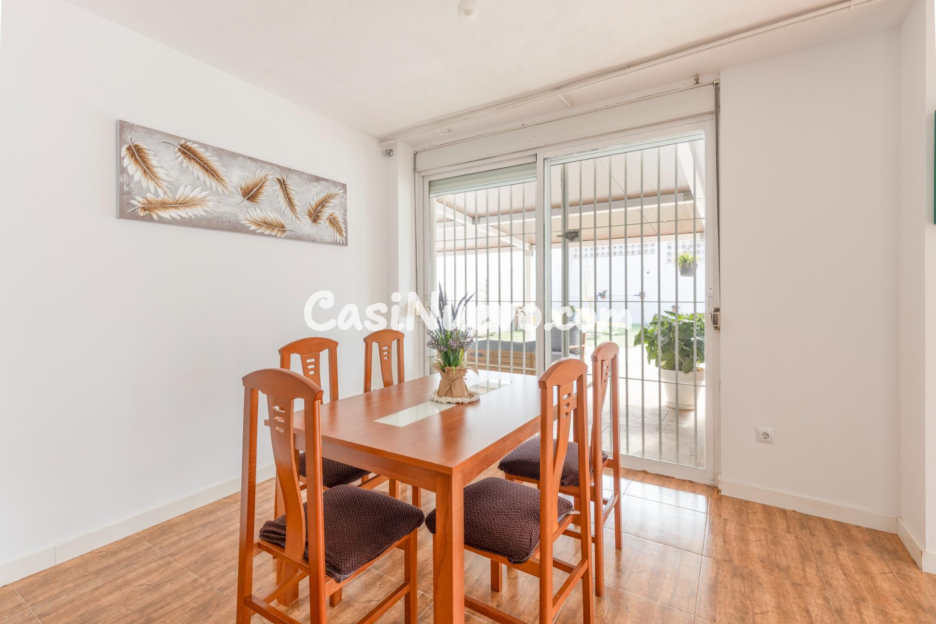 Chalet con gran patio, chimenea y distribución independiente - foto 31