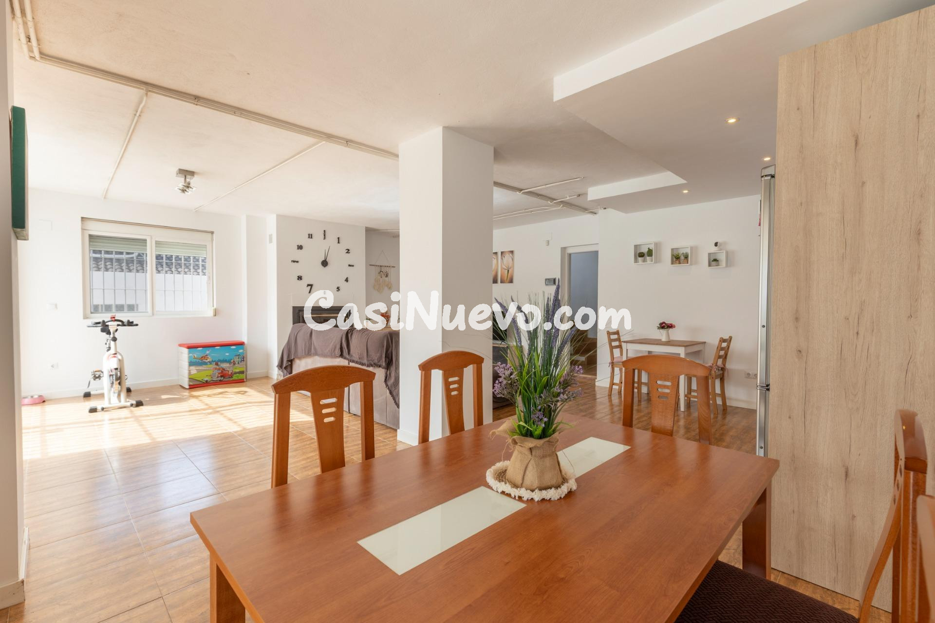 Chalet con gran patio, chimenea y distribución independiente - foto 32