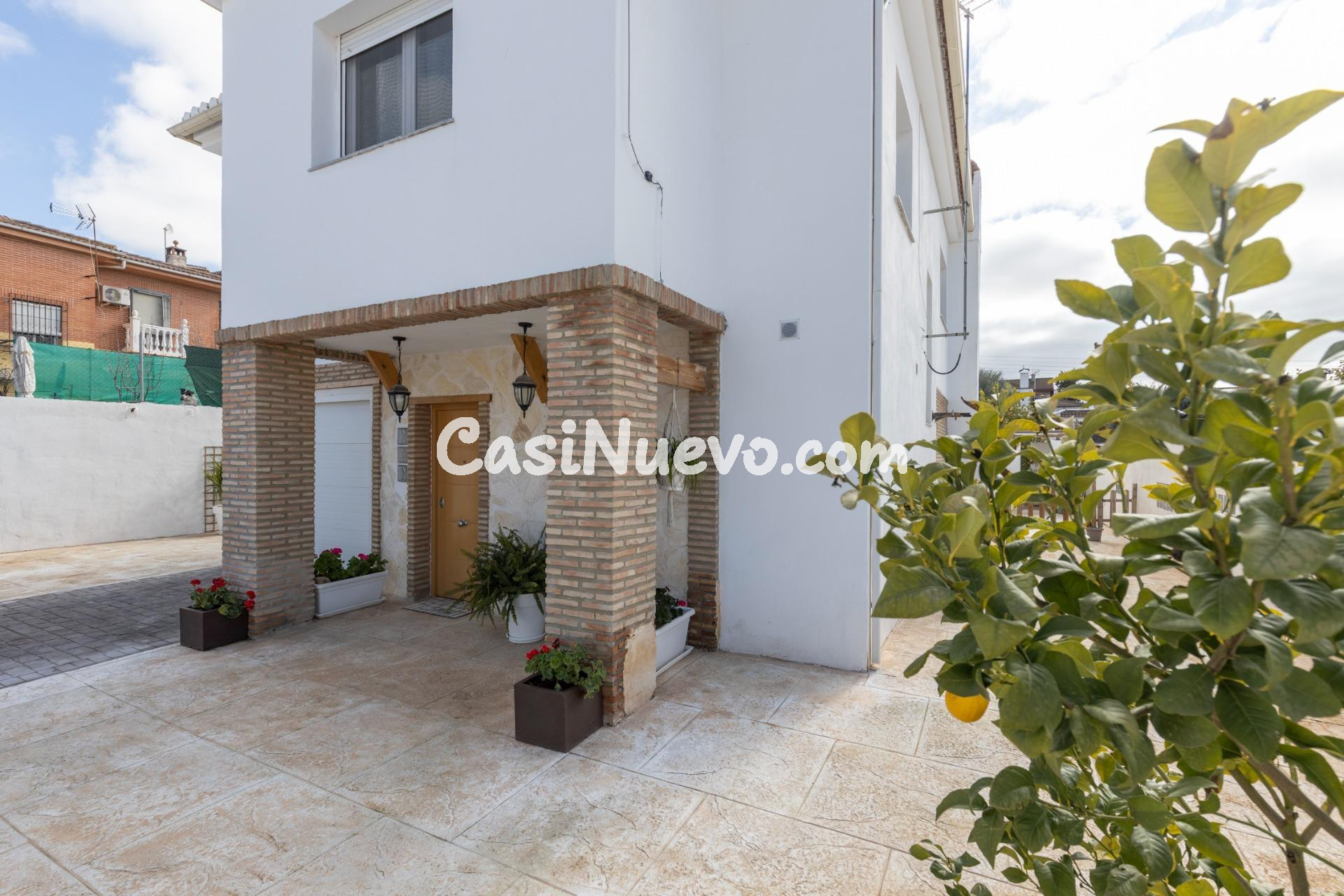 Chalet con gran patio, chimenea y distribución independiente - foto 38