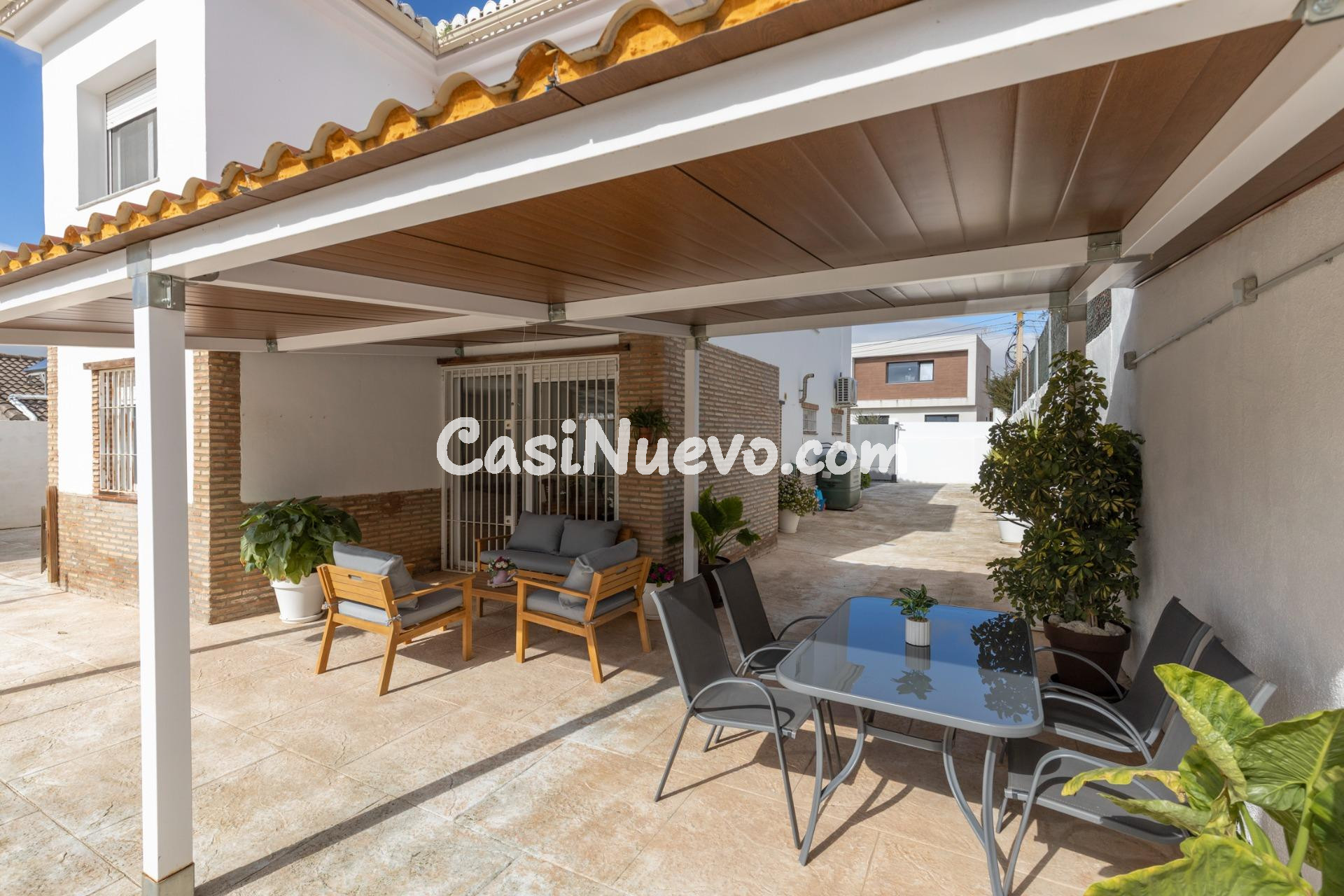 Chalet con gran patio, chimenea y distribución independiente - foto 42