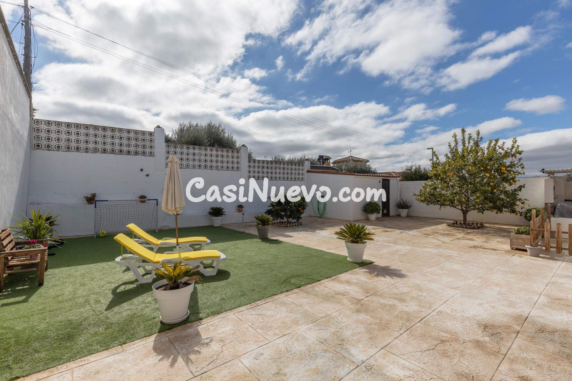 Chalet con gran patio, chimenea y distribución independiente - foto 43