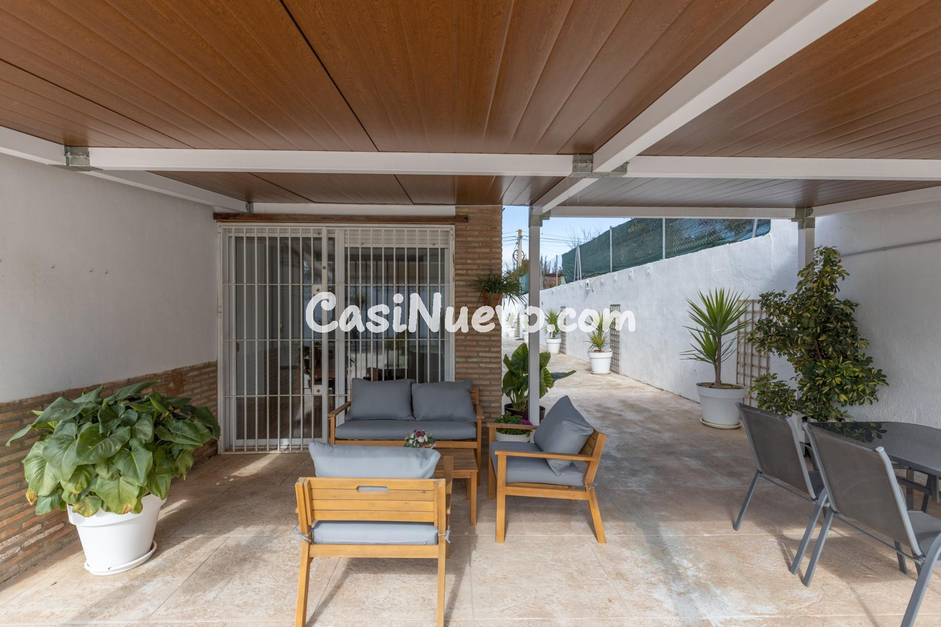 Chalet con gran patio, chimenea y distribución independiente - foto 44