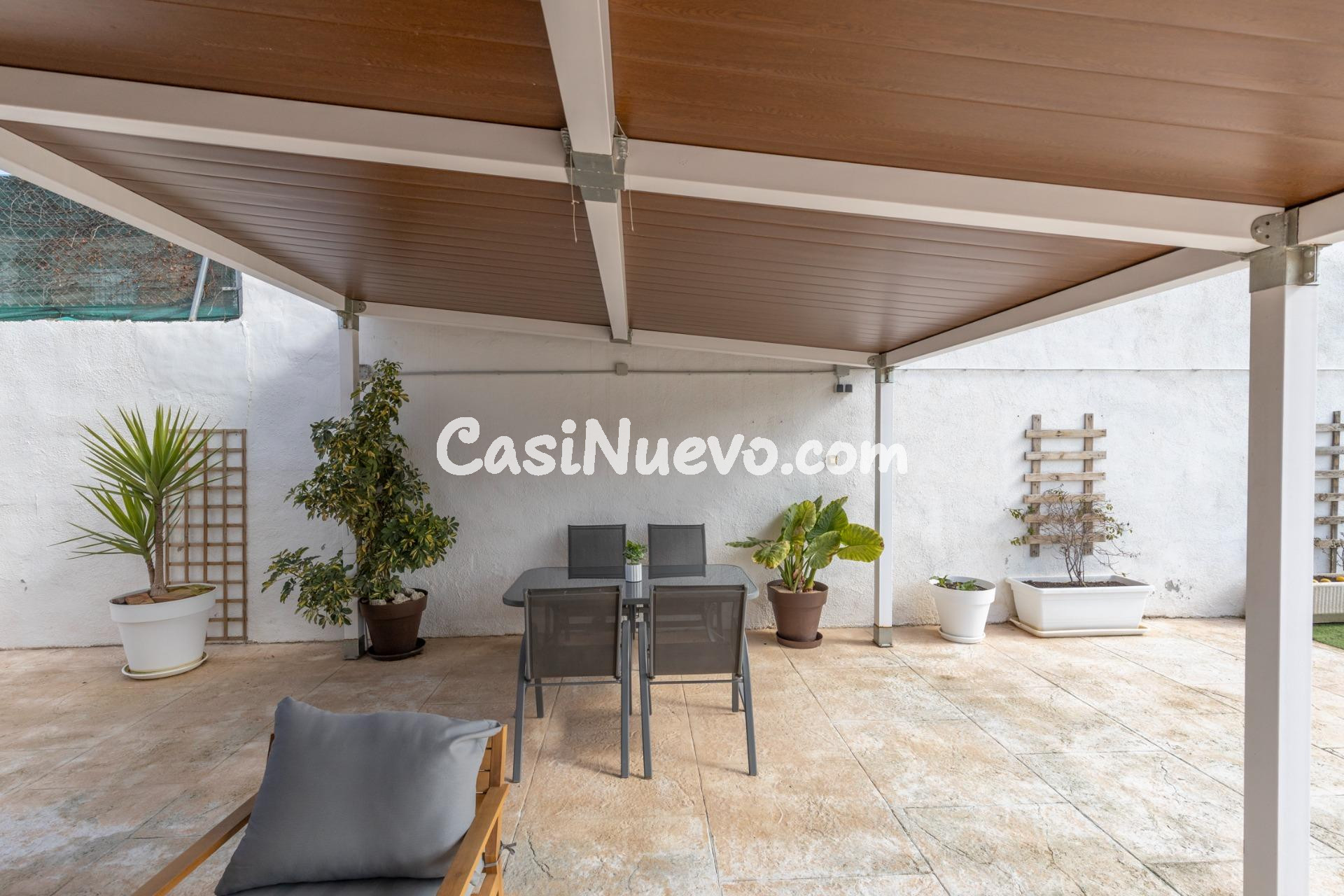 Chalet con gran patio, chimenea y distribución independiente - foto 45