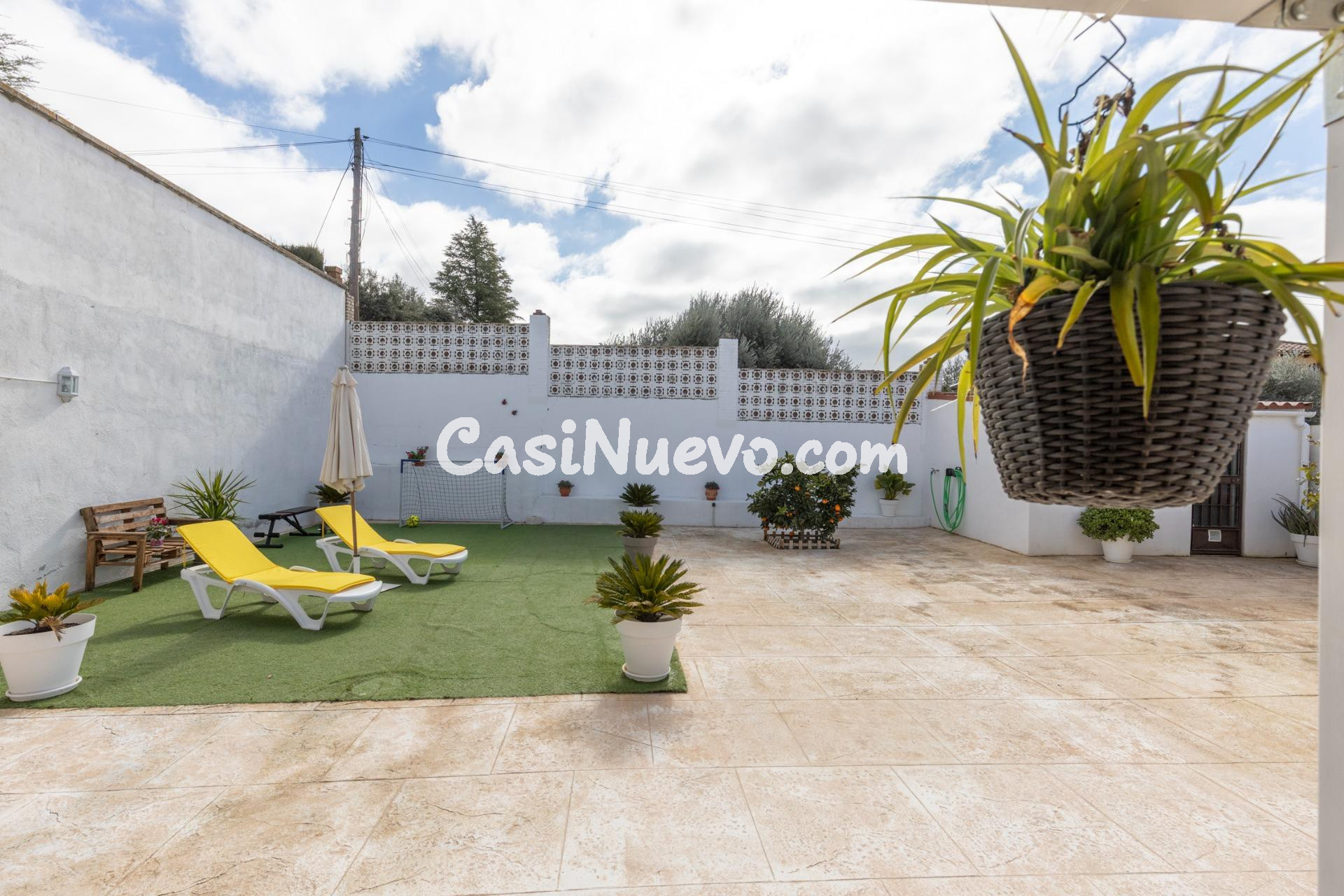 Chalet con gran patio, chimenea y distribución independiente - foto 46