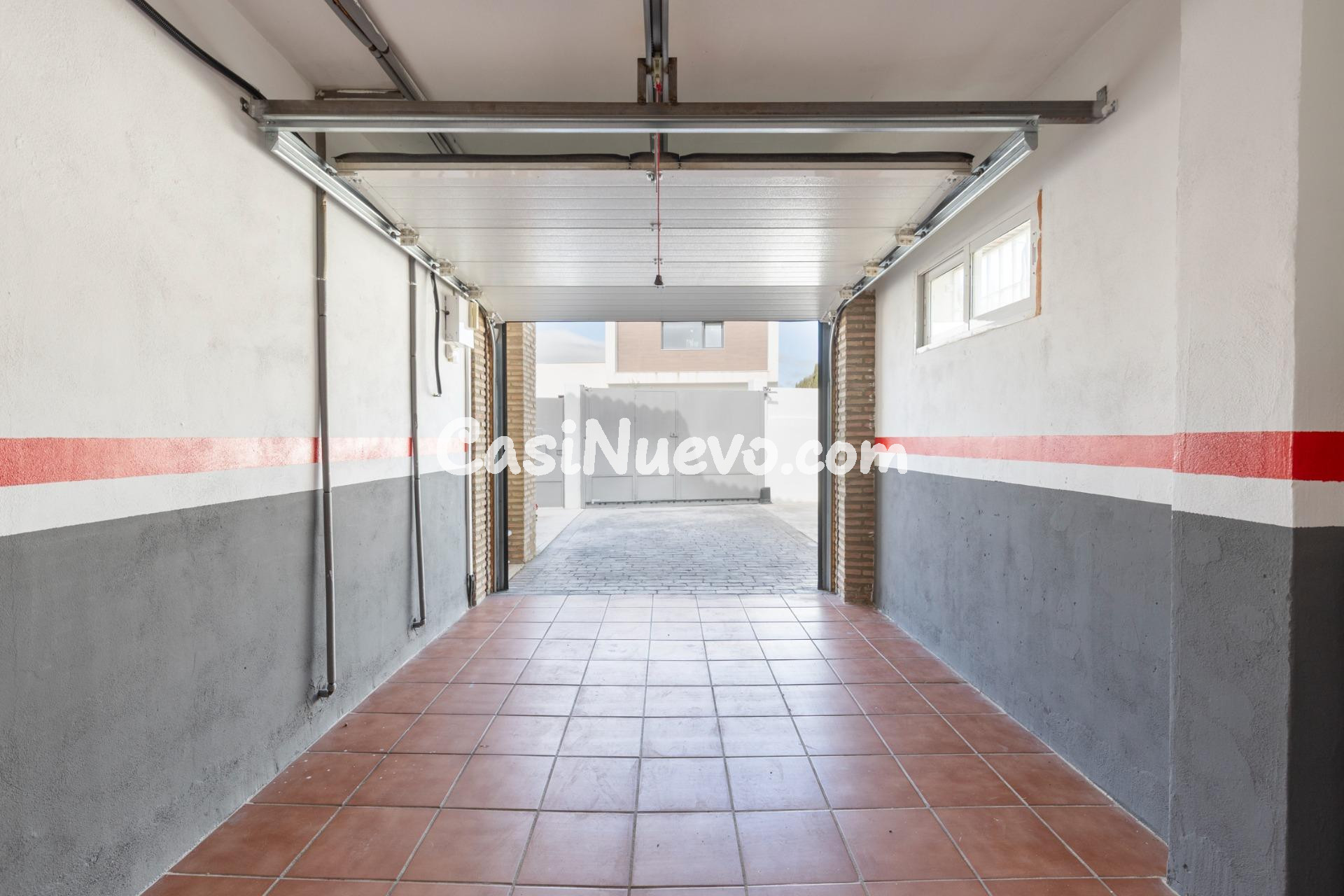 Chalet con gran patio, chimenea y distribución independiente - foto 48