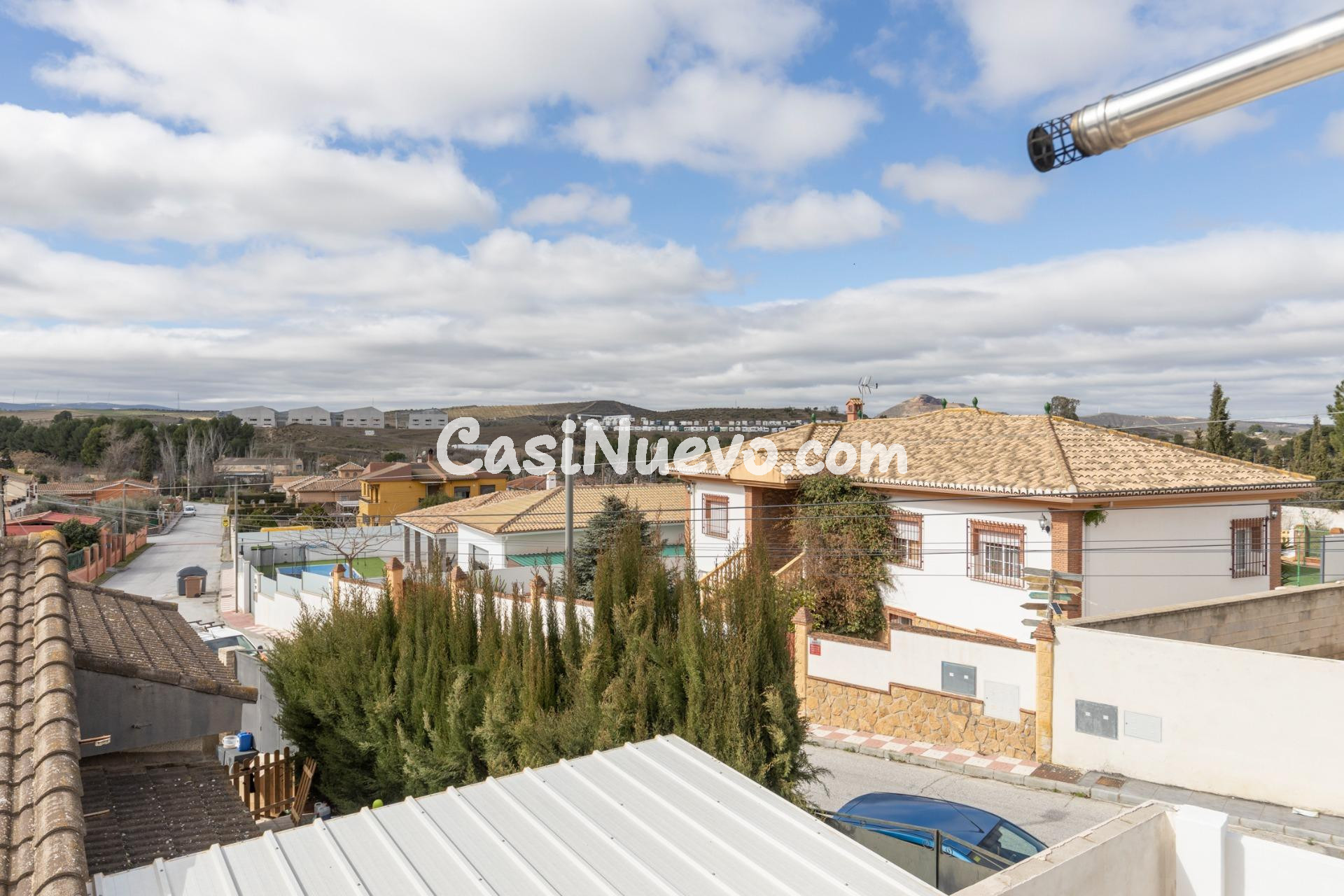 Chalet con gran patio, chimenea y distribución independiente - foto 49