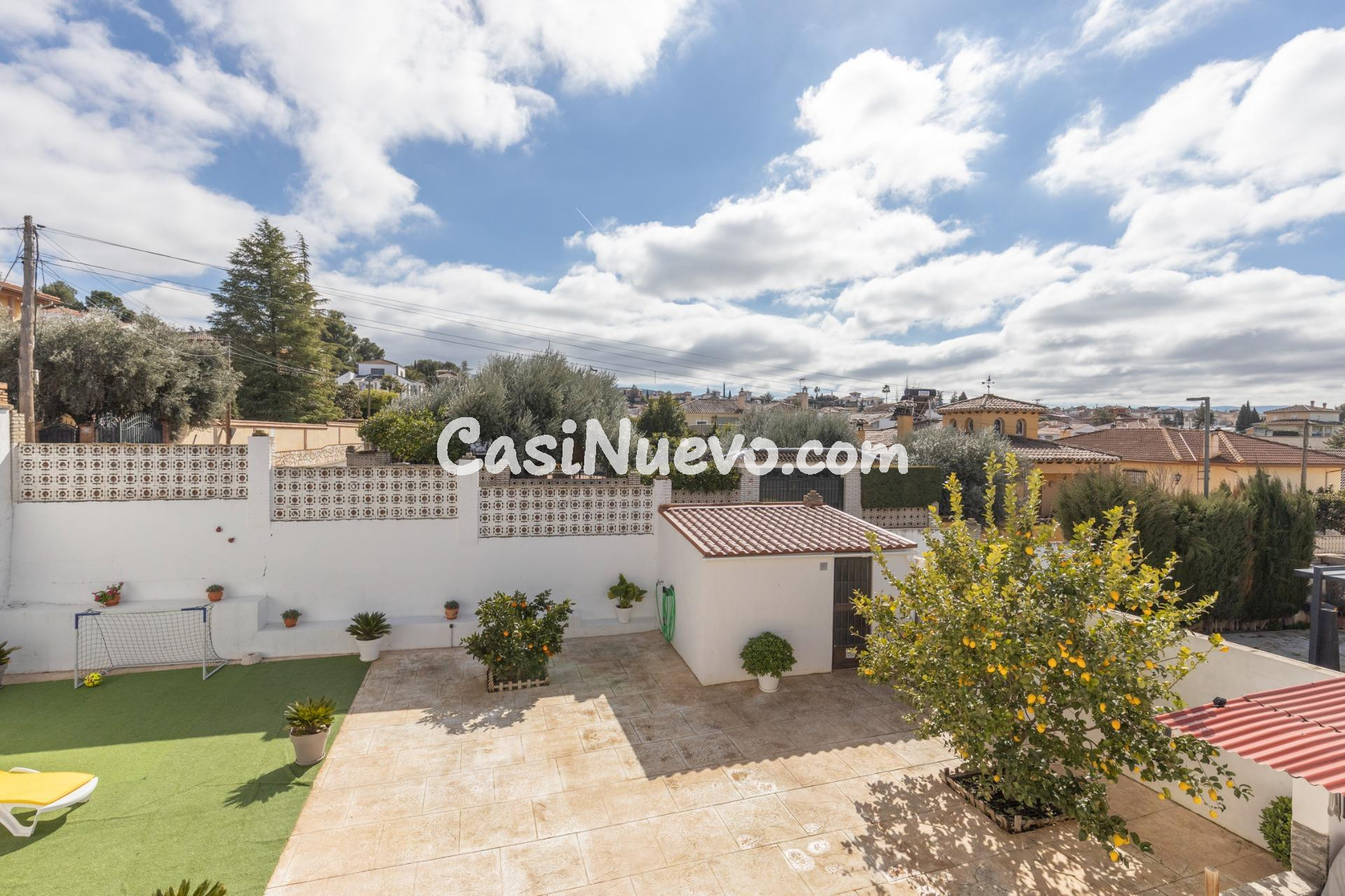 Chalet con gran patio, chimenea y distribución independiente - foto 50