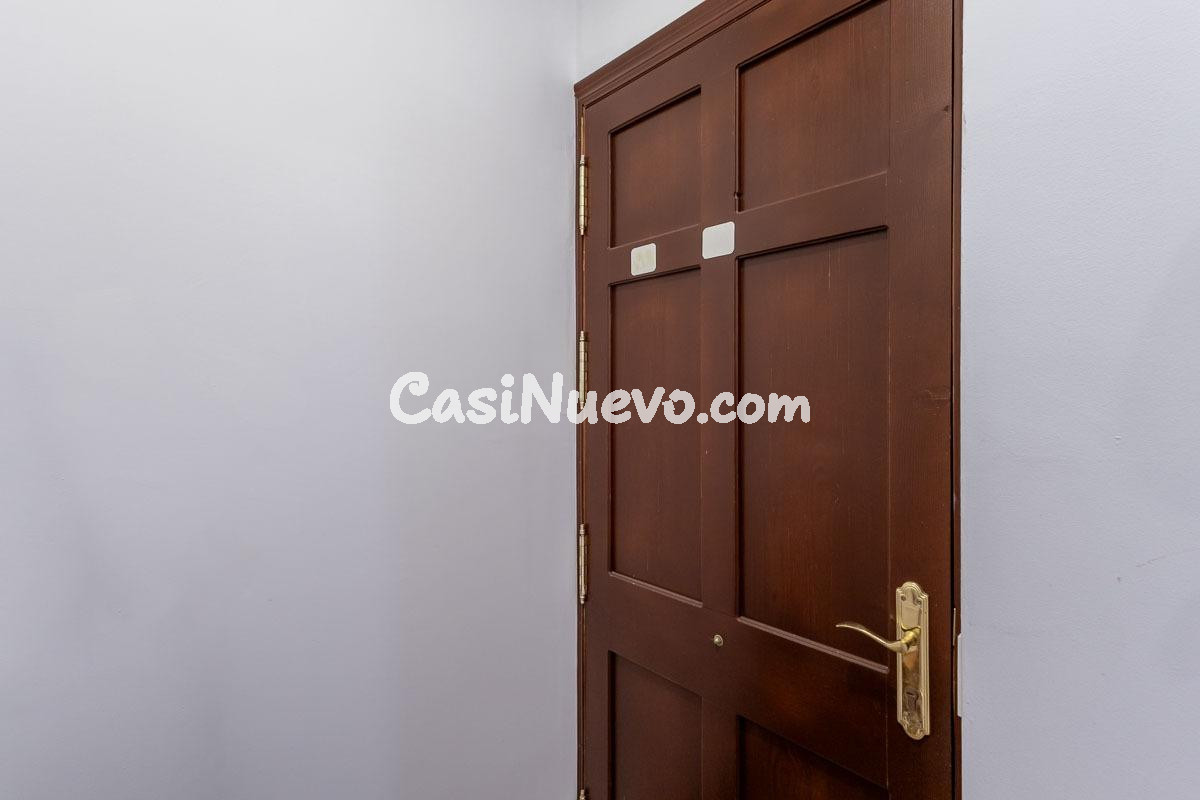 Realejo. Se vende piso con 2 dormitorios, 2 baños, salón y c - foto 7